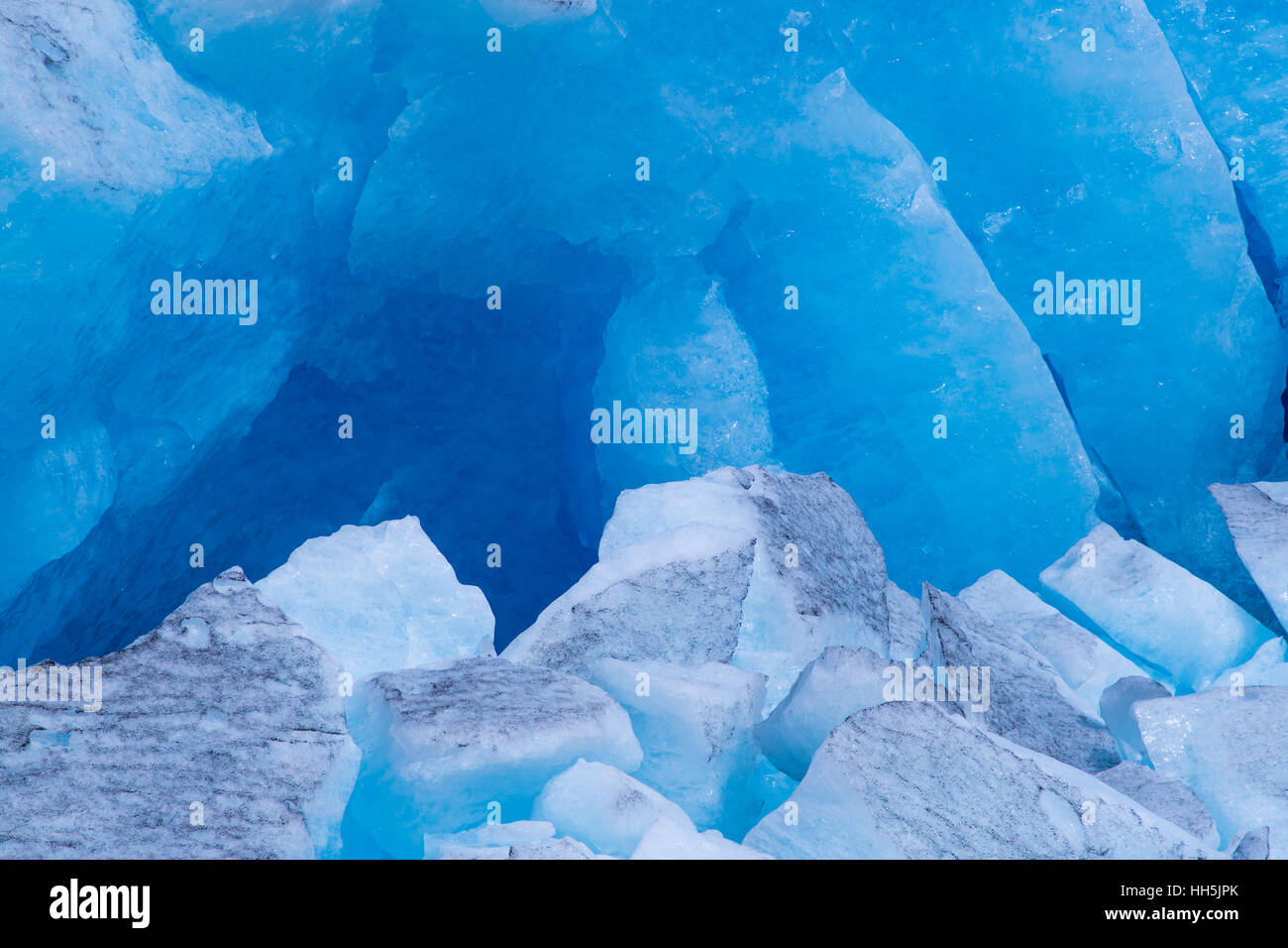 Dettagli della rotta blu ghiaccio dal ghiacciaio Svartisen in Norvegia Foto Stock