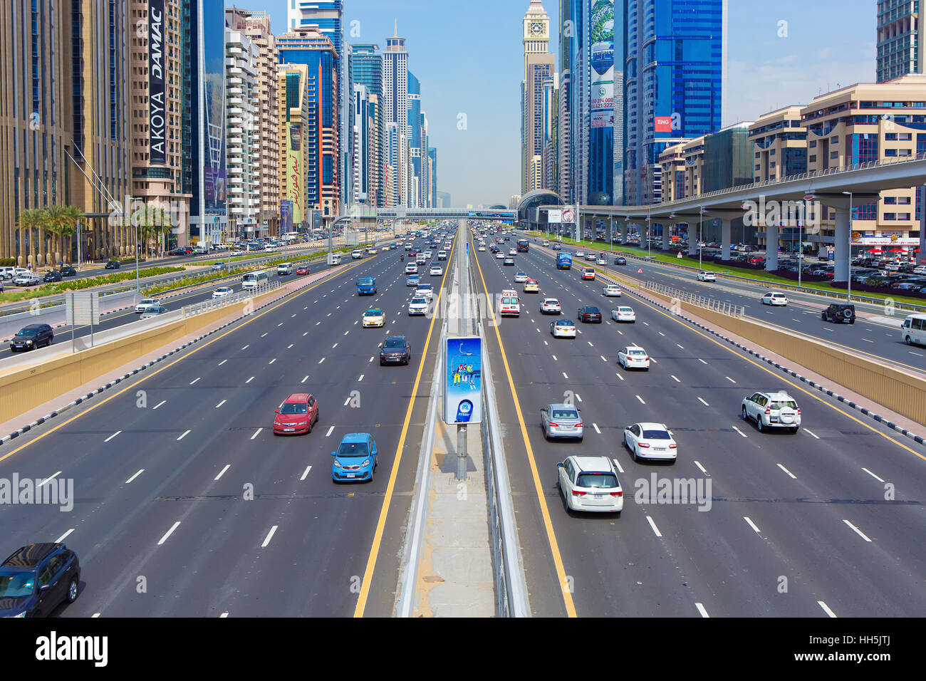 DUBAI FINANCIAL CENTER,EMIRATI ARABI UNITI-febbraio 28, 2016: Occupato Sheikh Zayed Road, metropolitana e ferroviaria moderni grattacieli intorno nel Lusso Dubai Foto Stock