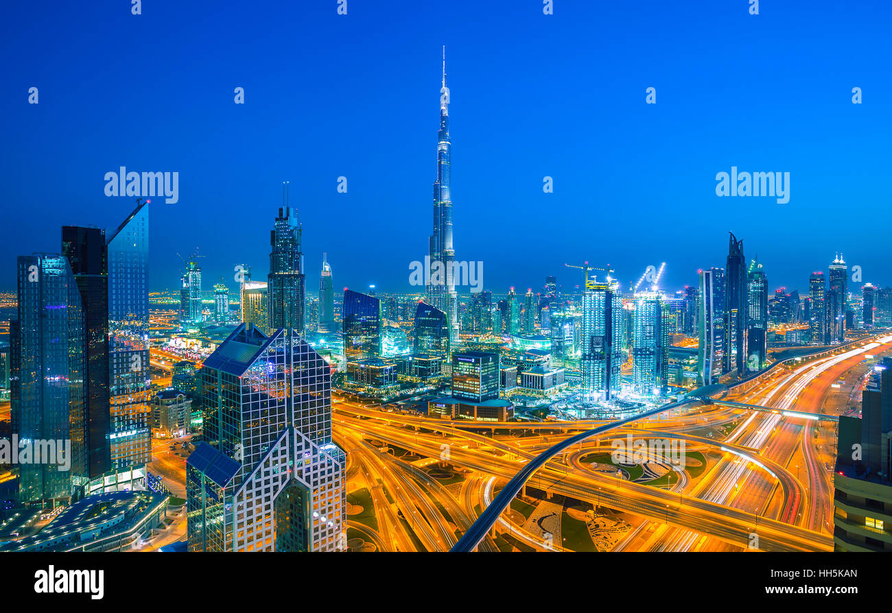 ,DUBAI EMIRATI ARABI UNITI-Marzo 5, 2016: skyline di Dubai con city center lights Sheikh Zayed road traffico,Dubai Foto Stock