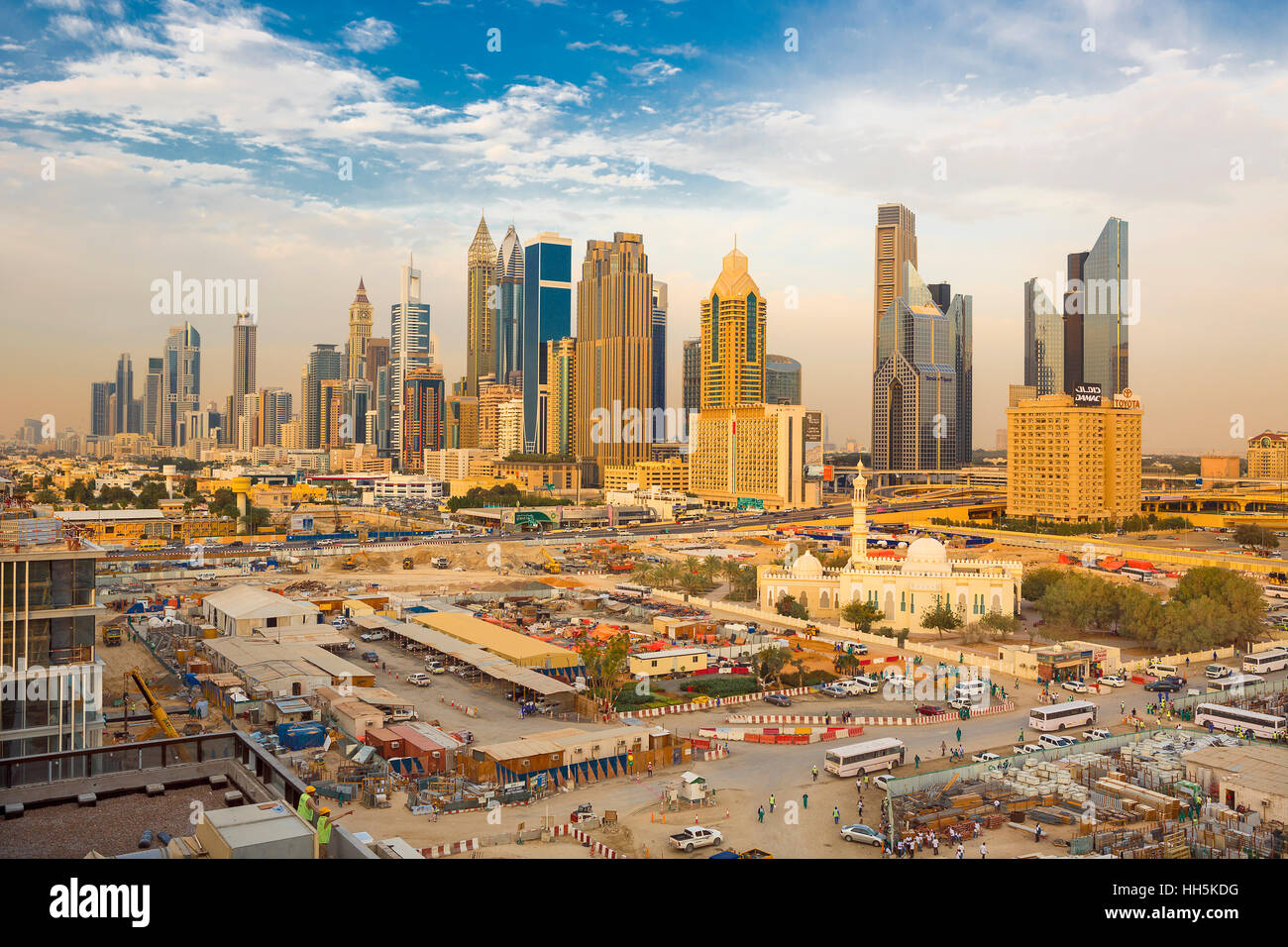 DUBAI CENTRO FINANZIARIO, EMIRATI ARABI UNITI - 8 Marzo 2016: Panorama di Dubai Centro finanziario al tramonto di sera e il sito di costruzione,Dubai Foto Stock