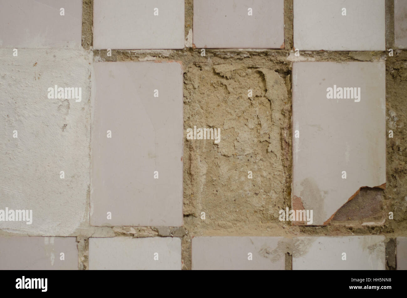 Vecchio muro di luce con un vecchio rotto le piastrelle di ceramica sfondo Foto Stock