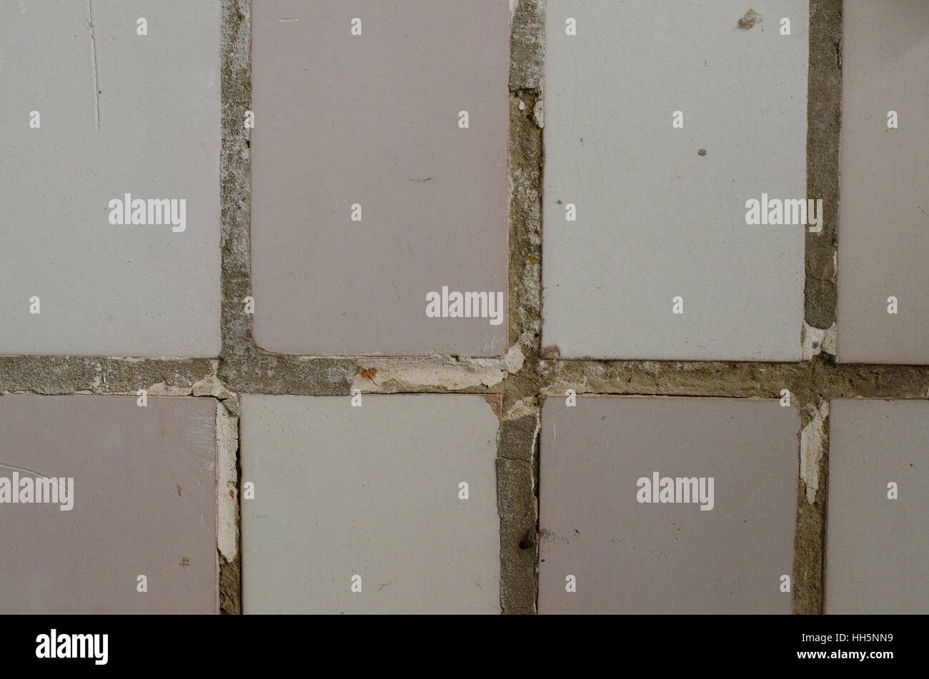 Vecchio muro di luce con un vecchio rotto le piastrelle di ceramica sfondo Foto Stock