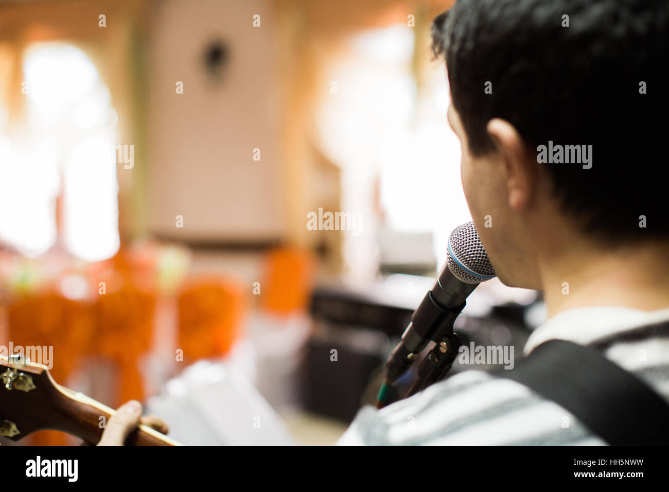 Altoparlante o il cantante a conferenze di affari e la presentazione. Pubblico presso la sala conferenze. Foto Stock