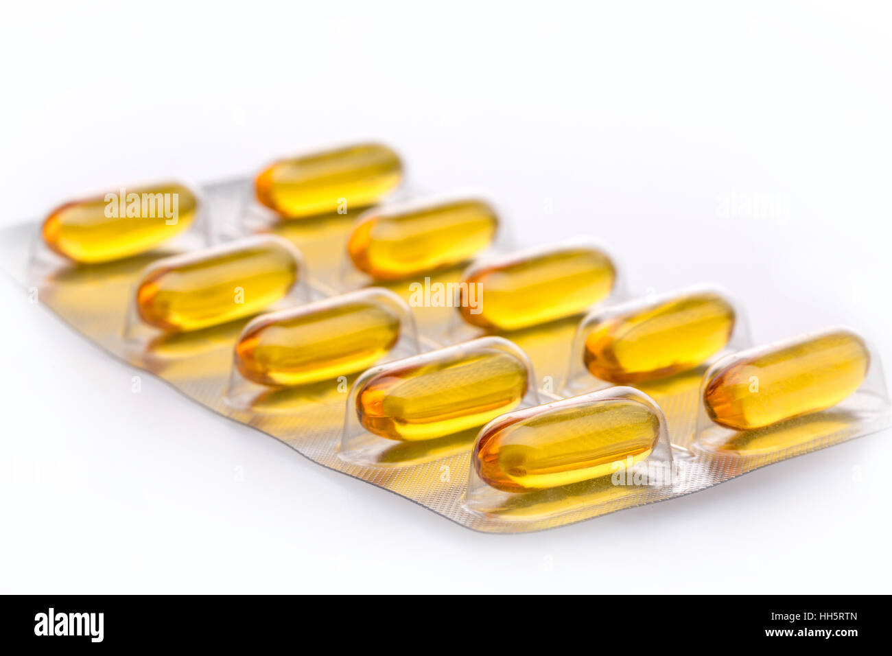 Olio Di Fegato Di Merluzzo Capsule Contro Uno Sfondo Bianco