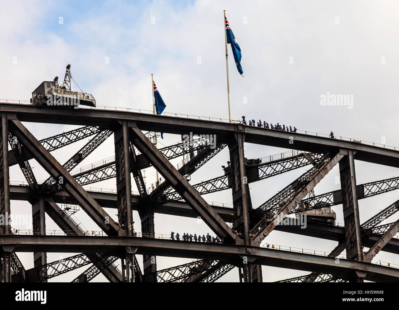 Due gruppi di turisti godere la salita fino a Sydney il famoso Harbour Bridge, noto come "coathanger" Foto Stock