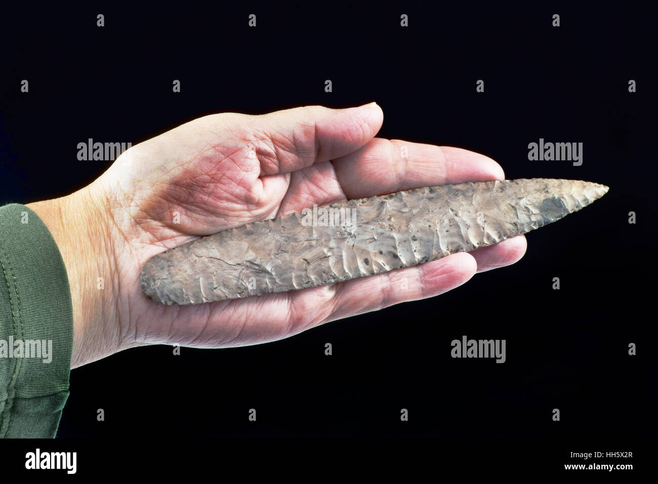 Lerma e reale a lama o a punta di diamante trovato nei pressi del Monte Home , Arkansas realizzato 3OOO a 6000 anni fa.lama è otto pollici di lunghezza. Foto Stock