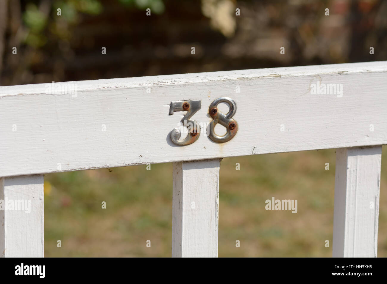 Il numero civico 38 cartello sul cancello di legno Foto Stock