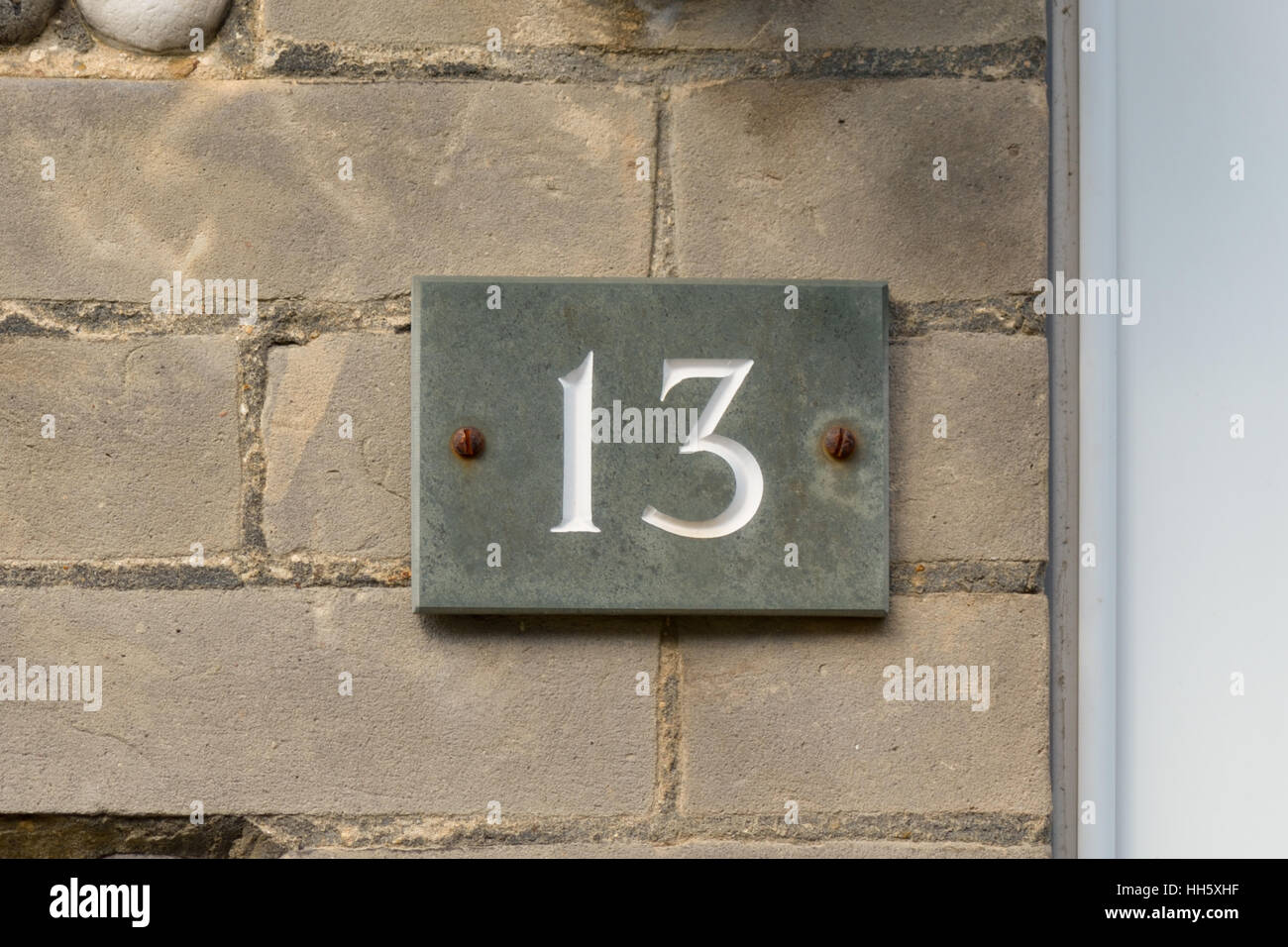 Il numero civico 13 segno sulla parete Foto Stock