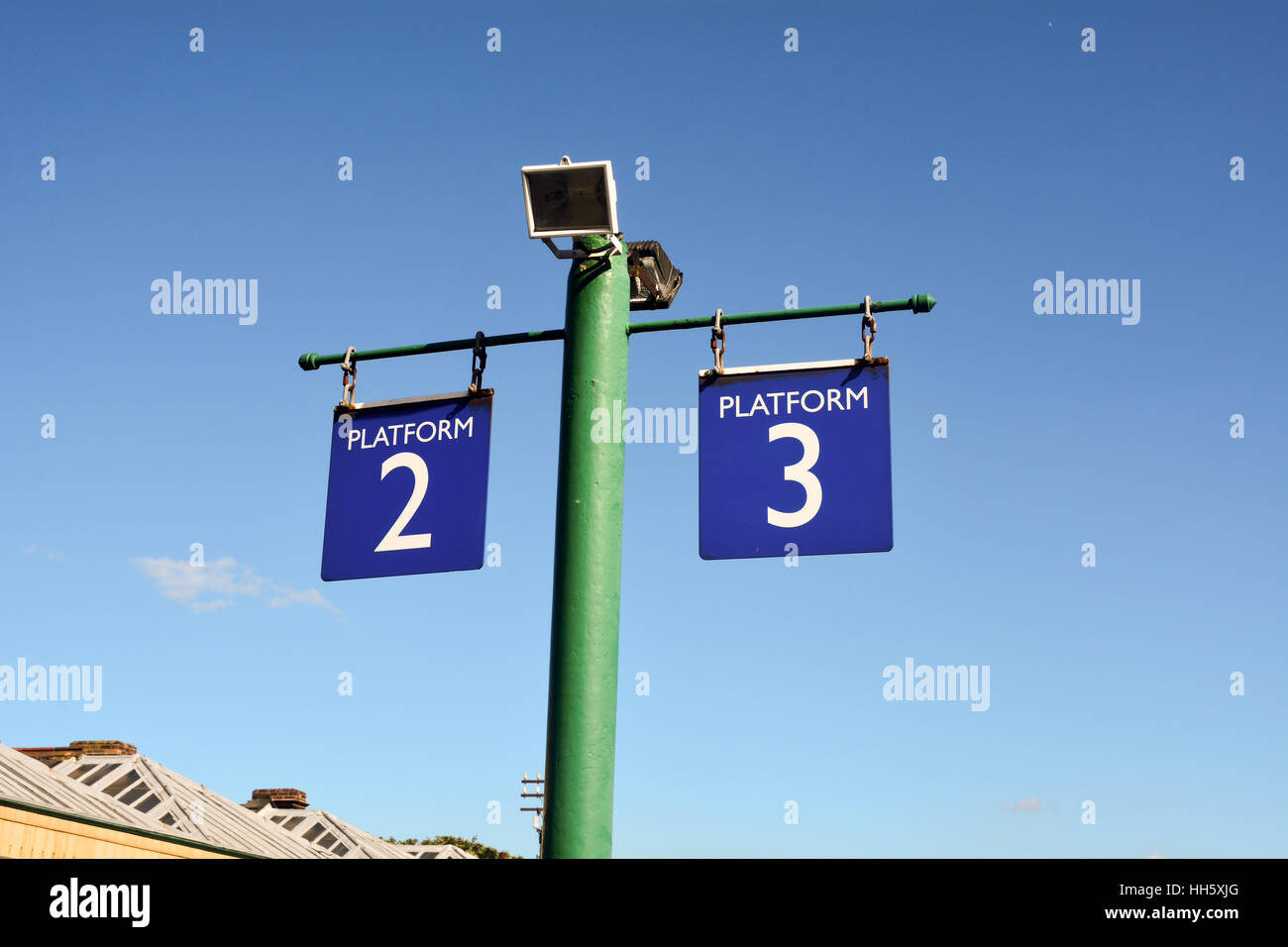 Piattaforma 2 e 3 segnali alla stazione ferroviaria Foto Stock