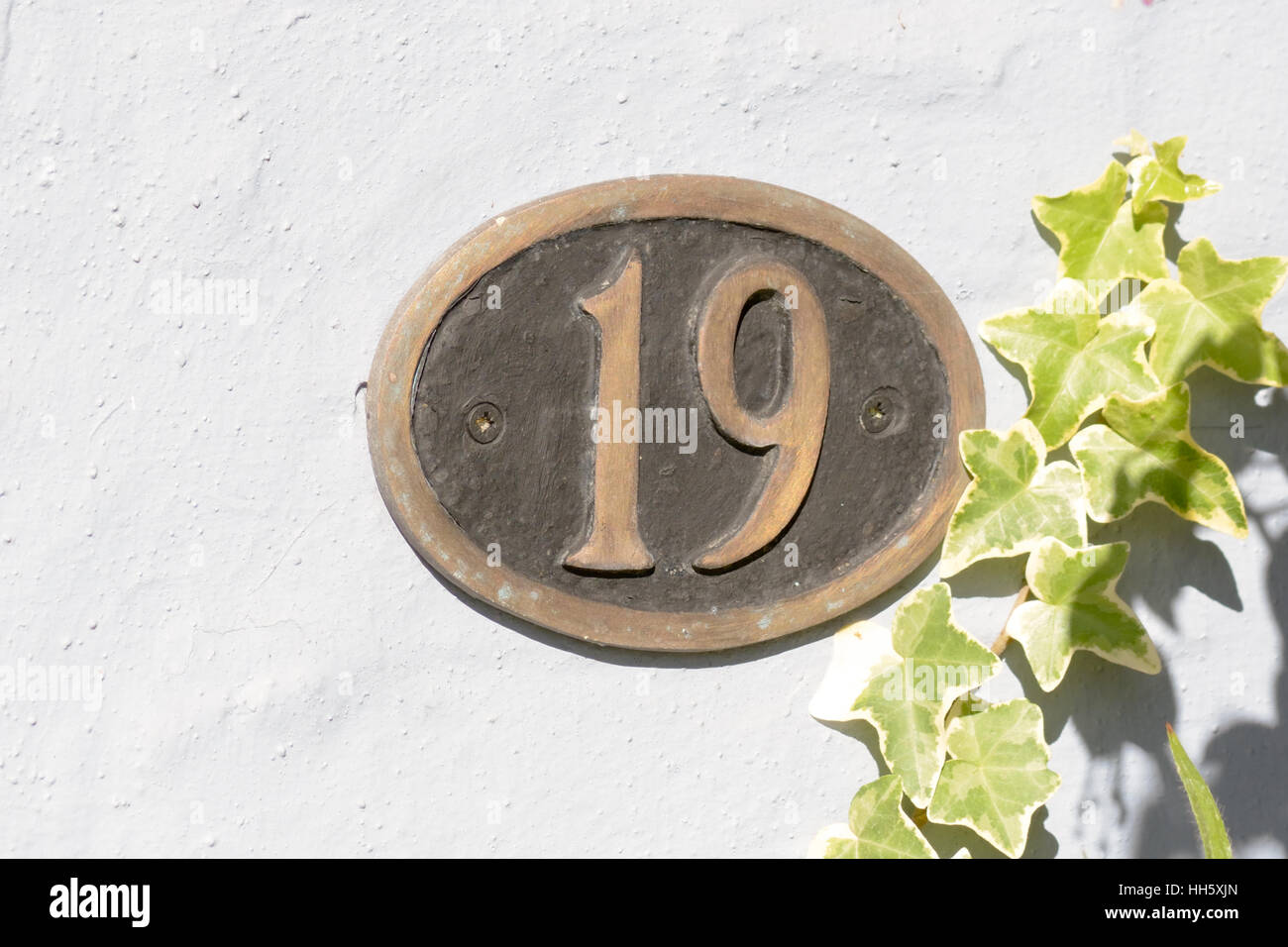 Il numero civico 19 segno sulla parete Foto Stock