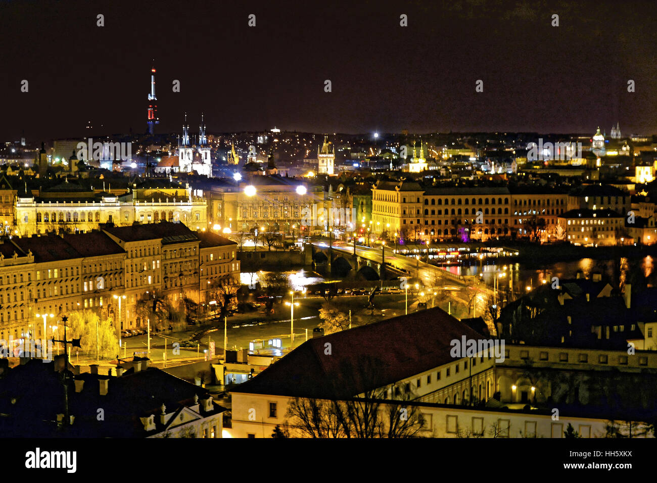 Panorama della città di Praga di notte dal Castello di Praga, Repubblica Ceca Foto Stock