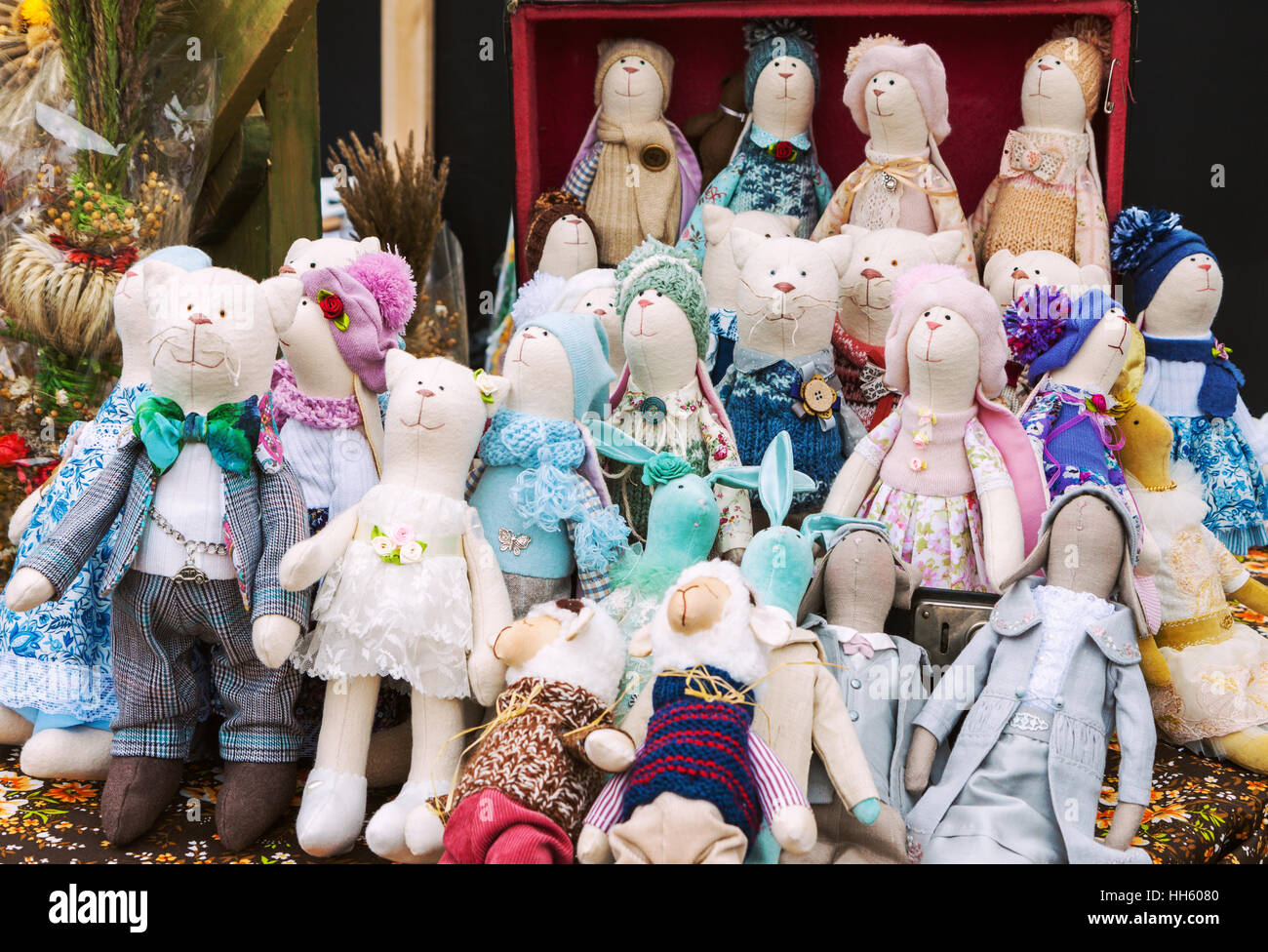 Creative handmade giocattoli imbottiti per la vendita al mercato Foto Stock