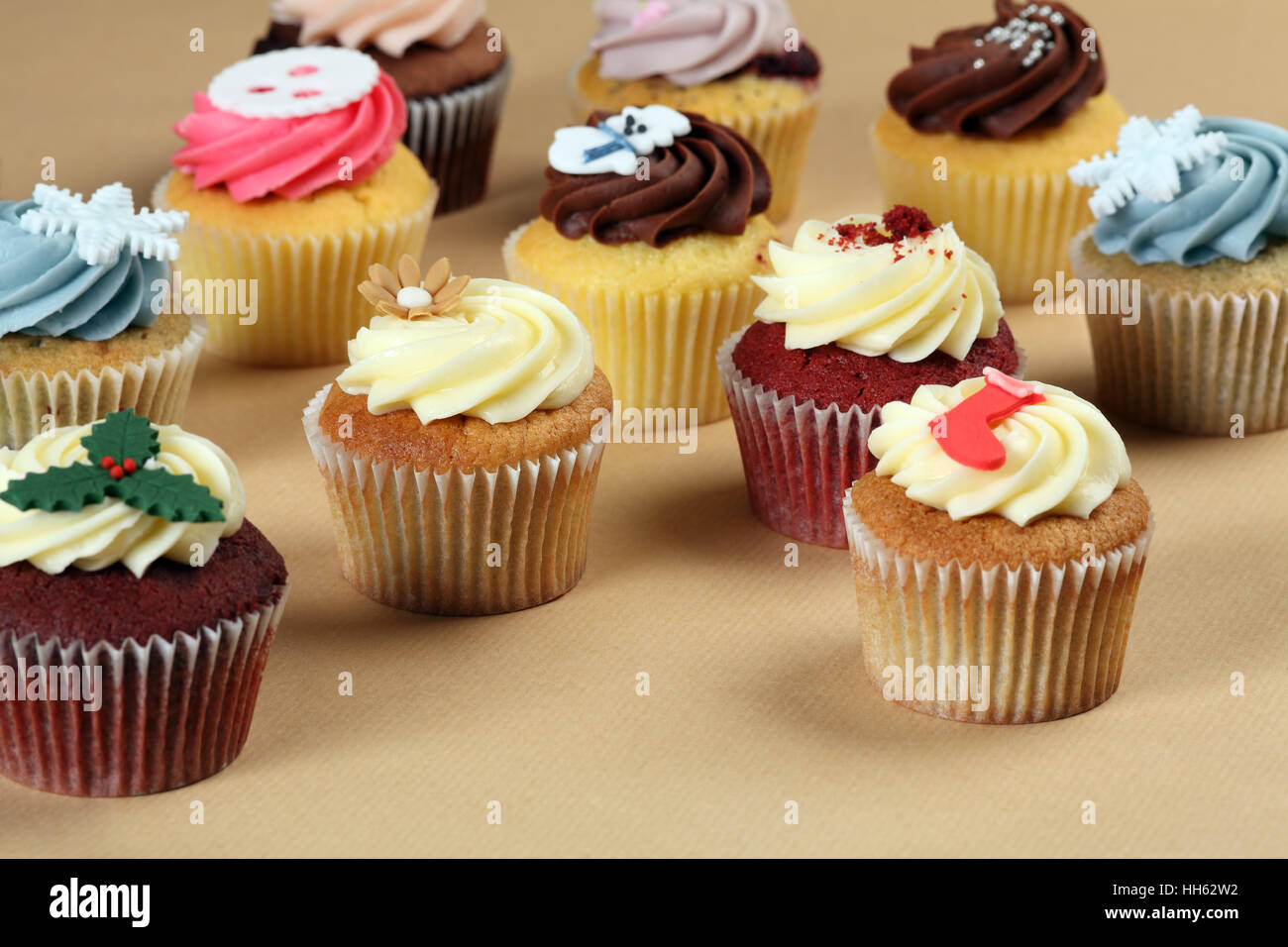 Foto di molti tortine decorato per il Natale. La messa a fuoco attraverso il centro. Foto Stock