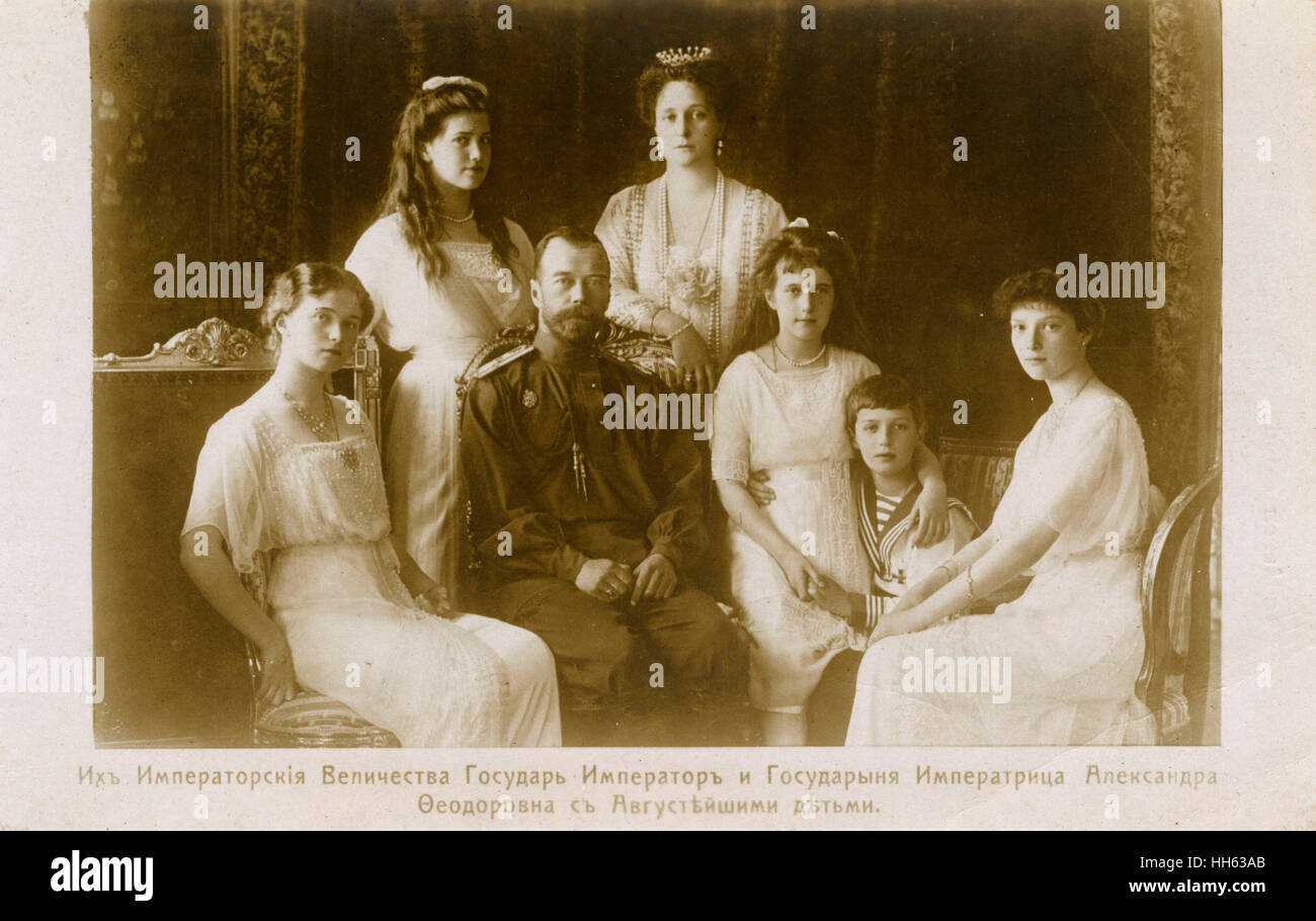 Tsar Nicholas II (1868-1917), l'ultimo imperatore di Russia, nel 1914 con la moglie Alexandra e i suoi bambini Olga, Tatiana, Maria, Anastasia e Alexei. Il Romanovs divenne vittime della rivoluzione russa del 1917. Incroci era comune tra le famiglie reali Foto Stock