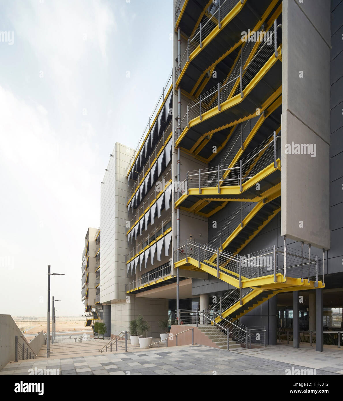 Prospettiva con la tromba delle scale esterne. Siemens Masdar, Abu Dhabi Emirati Arabi Uniti. Architetto: Sheppard Robson, 2014. Foto Stock Prospettiva con la tromba delle scale esterne. Siemens Masdar, Abu Dhabi Emirati Arabi Uniti. Architetto: Sheppard Robson, 2014. Foto Stock