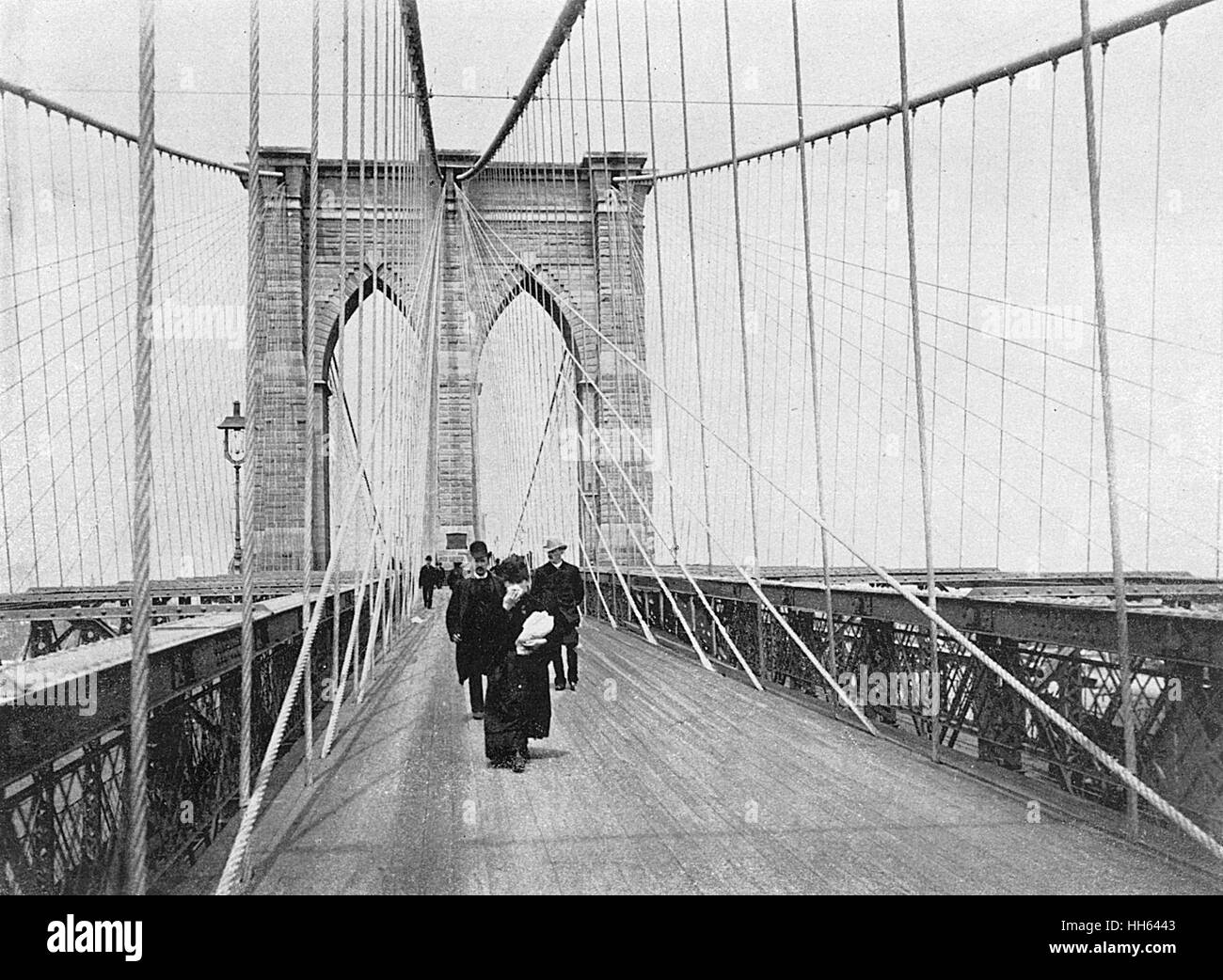 Le persone sulla passeggiata sul Ponte di Brooklyn, New York City, Stati Uniti d'America. Foto Stock