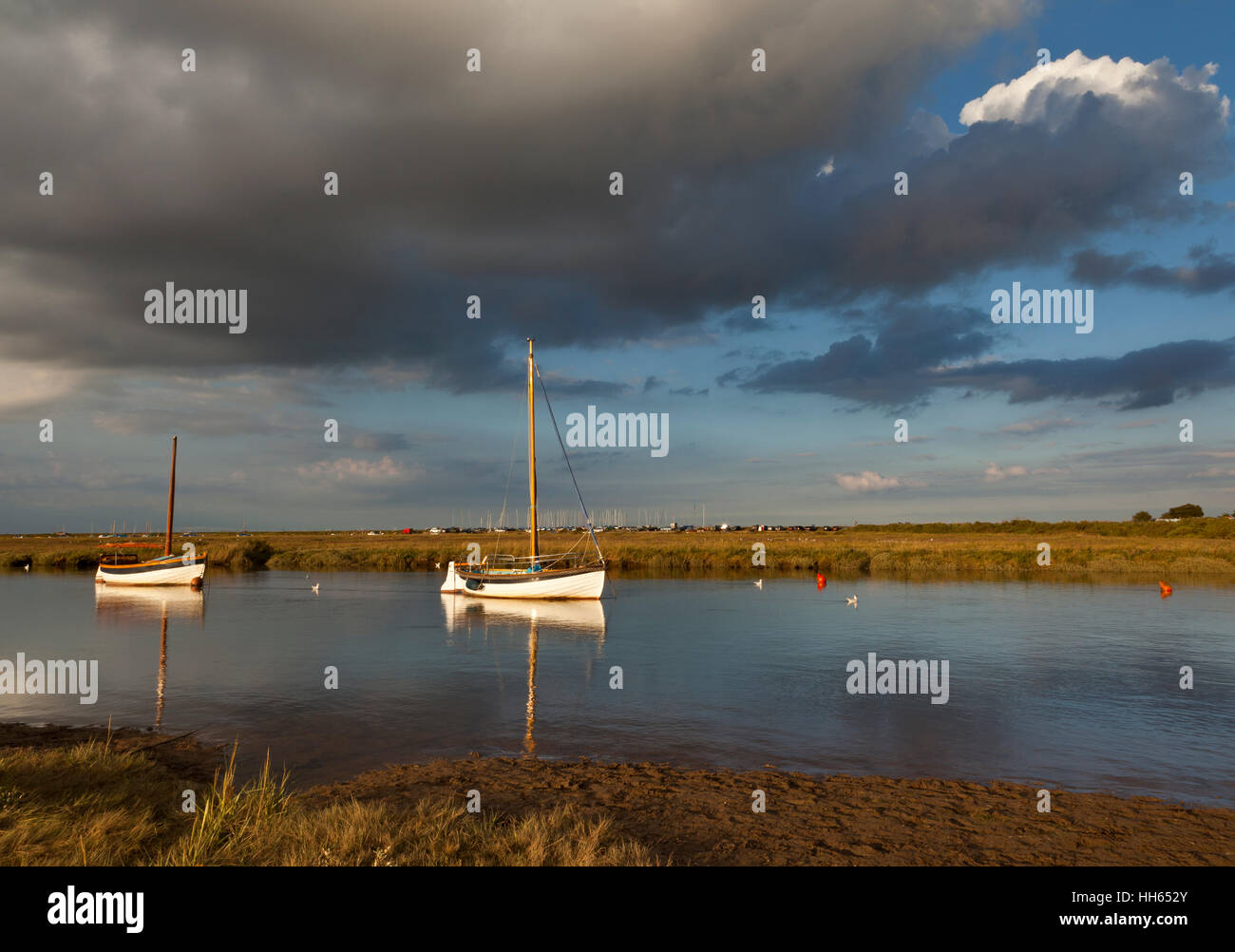 Due piccole barche a vela ancorate a Blakeney, Norfolk, Inghilterra, Regno Unito Foto Stock