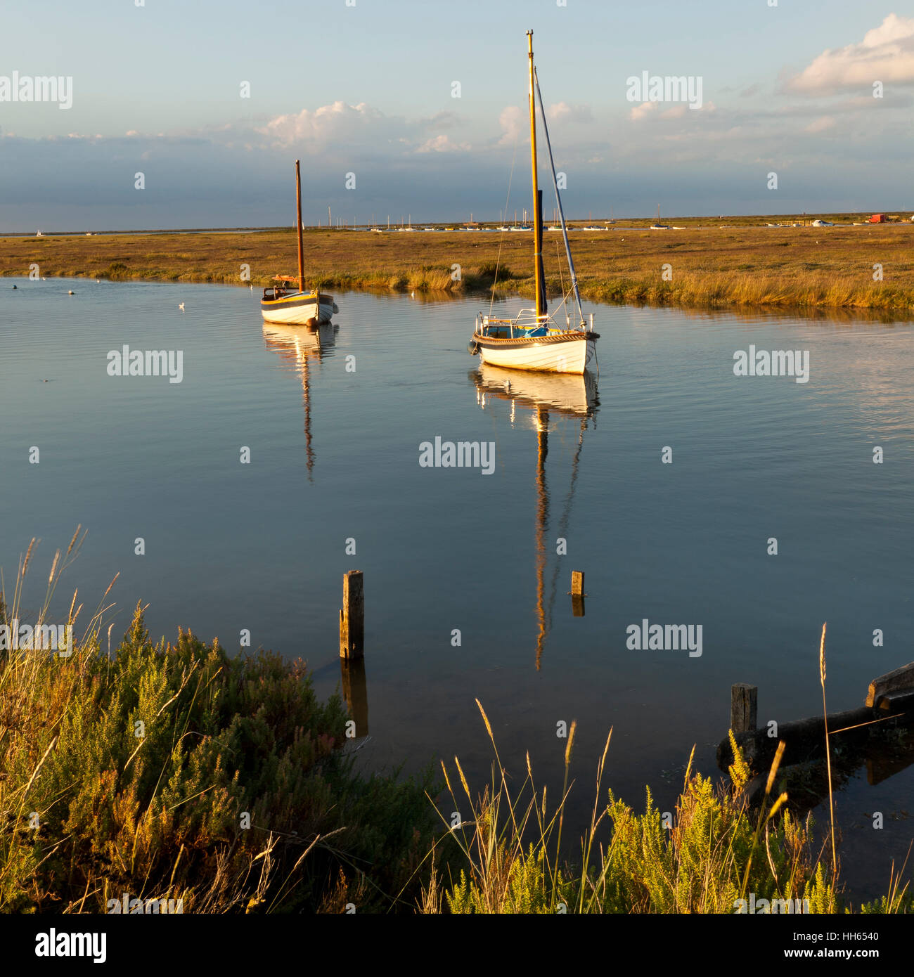 Due piccole barche a vela ancorate a Blakeney, Norfolk, Inghilterra, Regno Unito Foto Stock