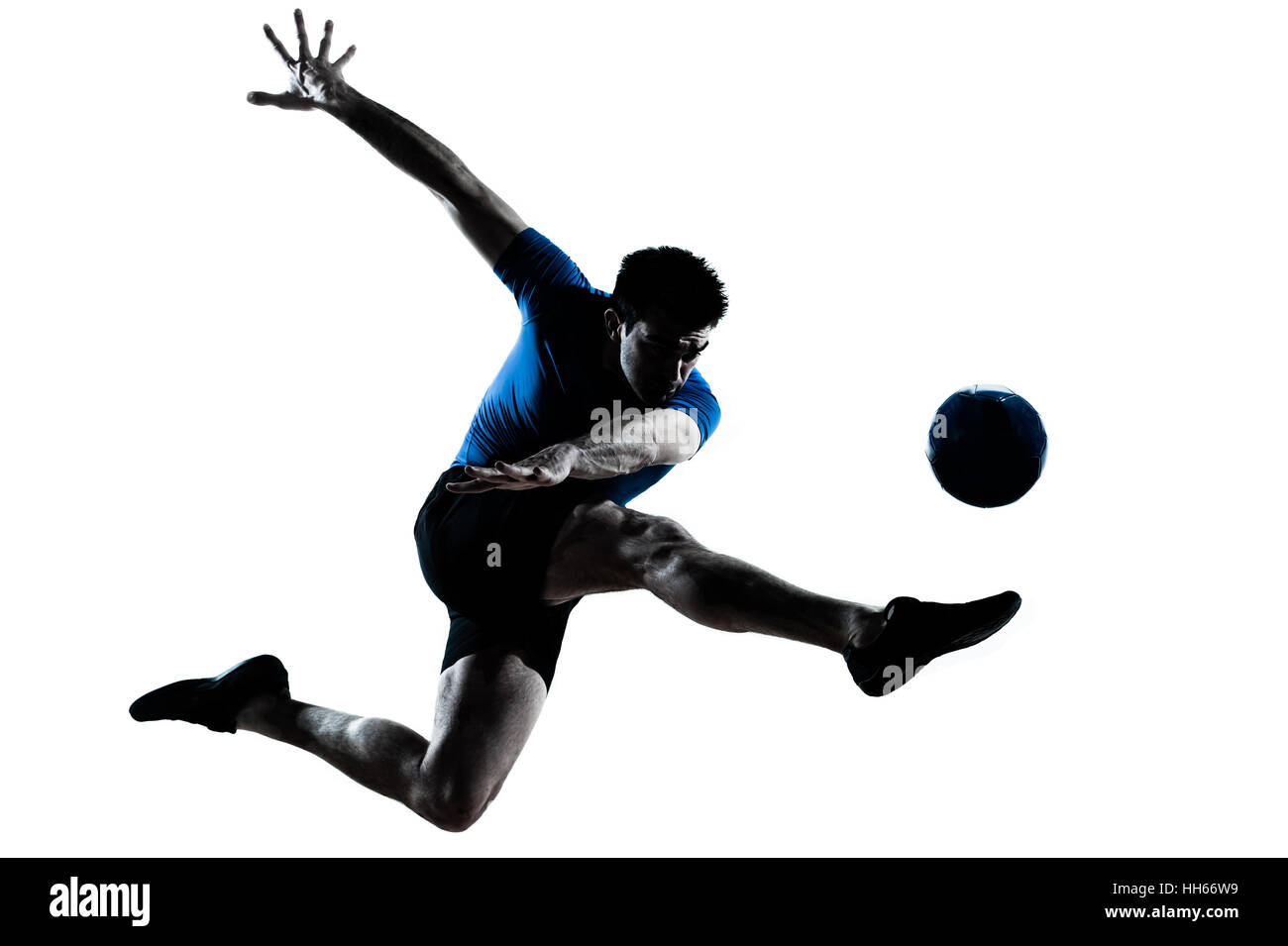 Un uomo caucasico battenti calci giocando soccer football player silhouette in studio isolato su sfondo bianco Foto Stock
