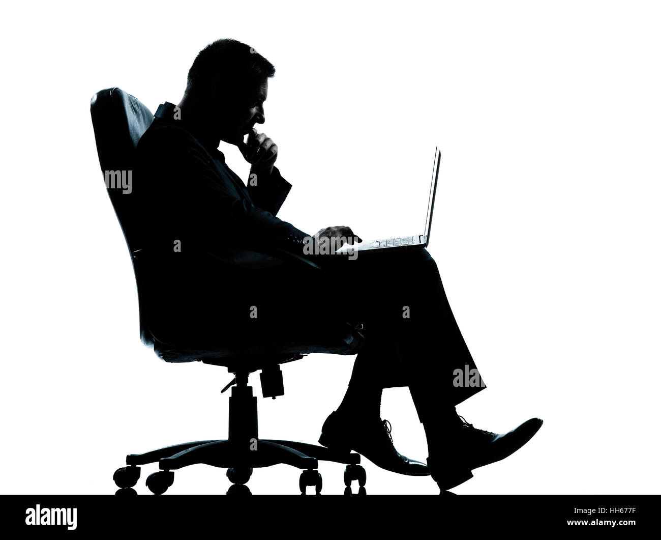 Uno caucasico uomo business computing computer seduto in poltrona silhouette a piena lunghezza in studio isolato su sfondo bianco Foto Stock
