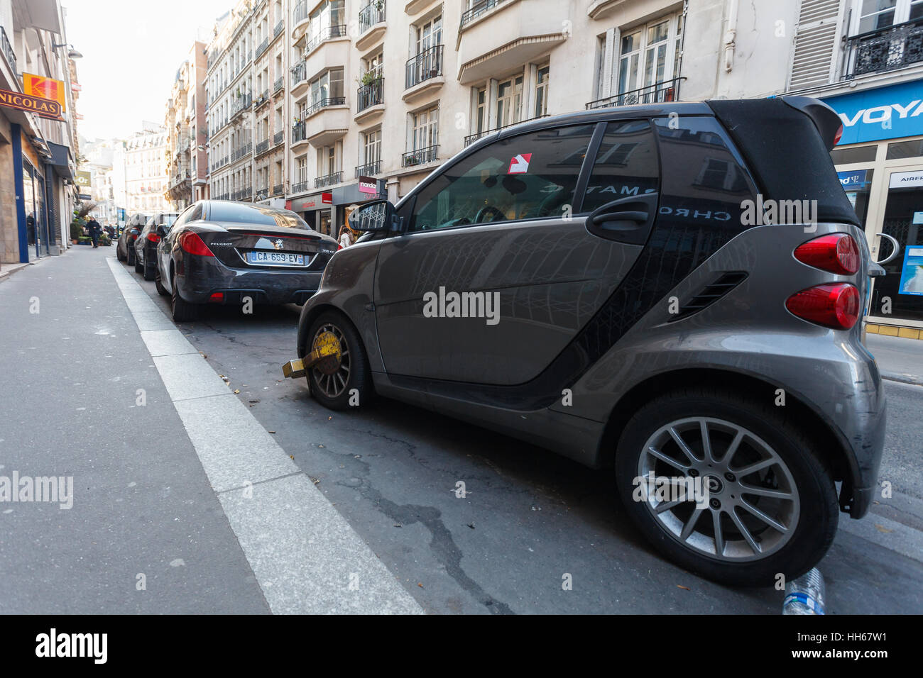 La pena per il parcheggio improprio di auto - il bloccaggio della ruota sulla Smart Auto Foto Stock