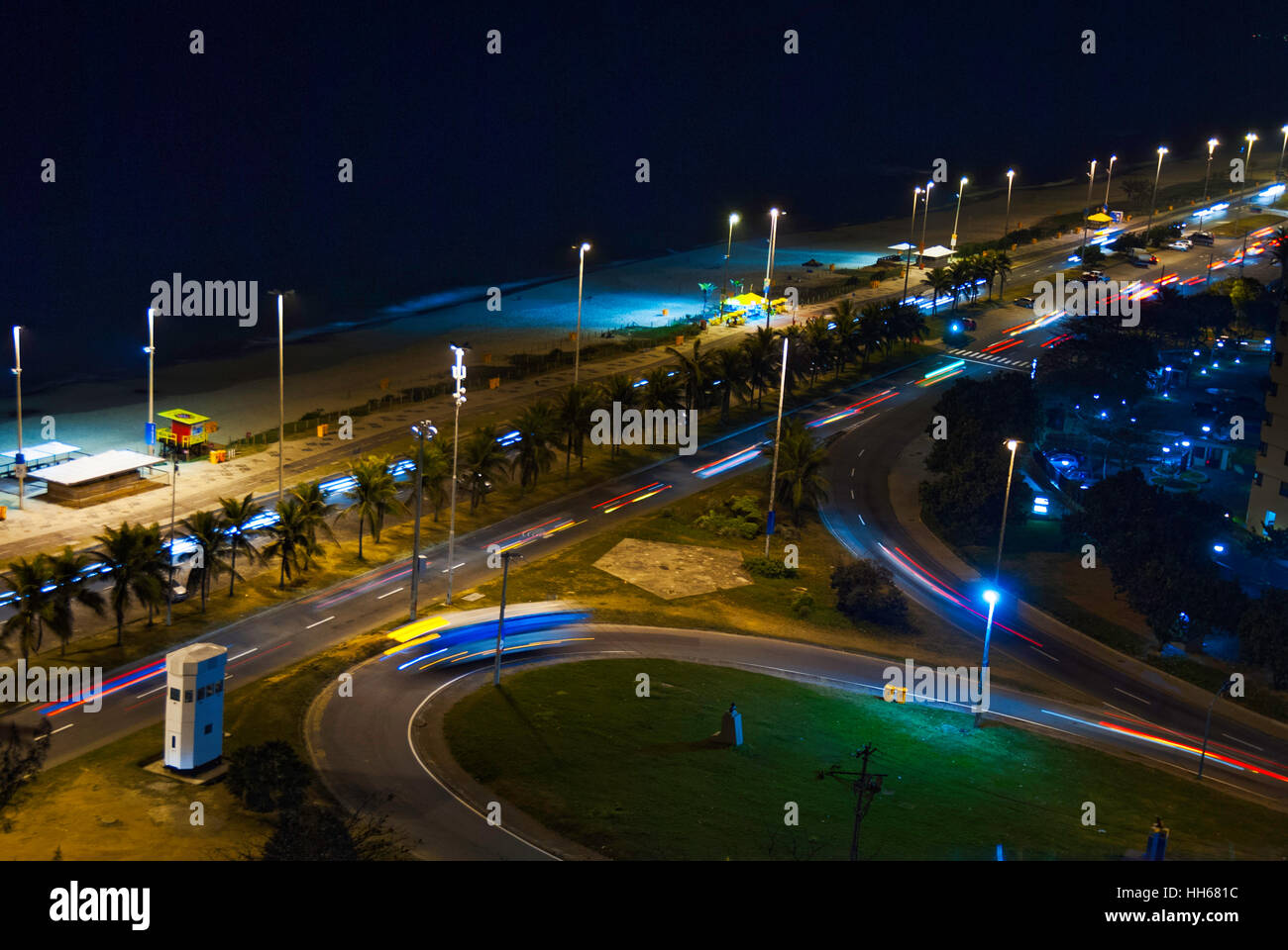 Il traffico di notte, Barra da Tijuca, Rio de Janeiro, Brasile Foto Stock