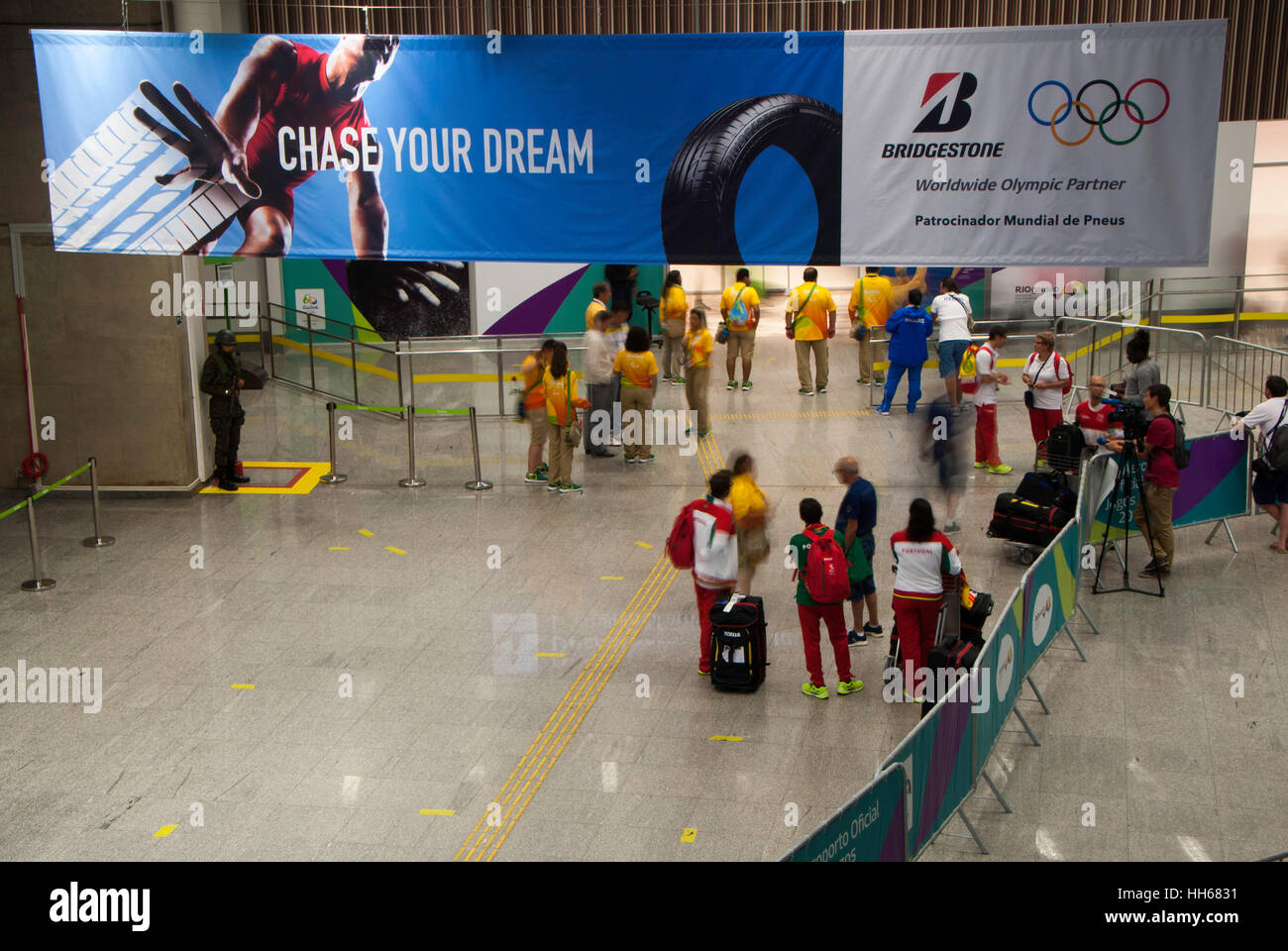 I volontari in attesa di squadre paralimpico, Rio de Janeiro, Brasile Foto Stock