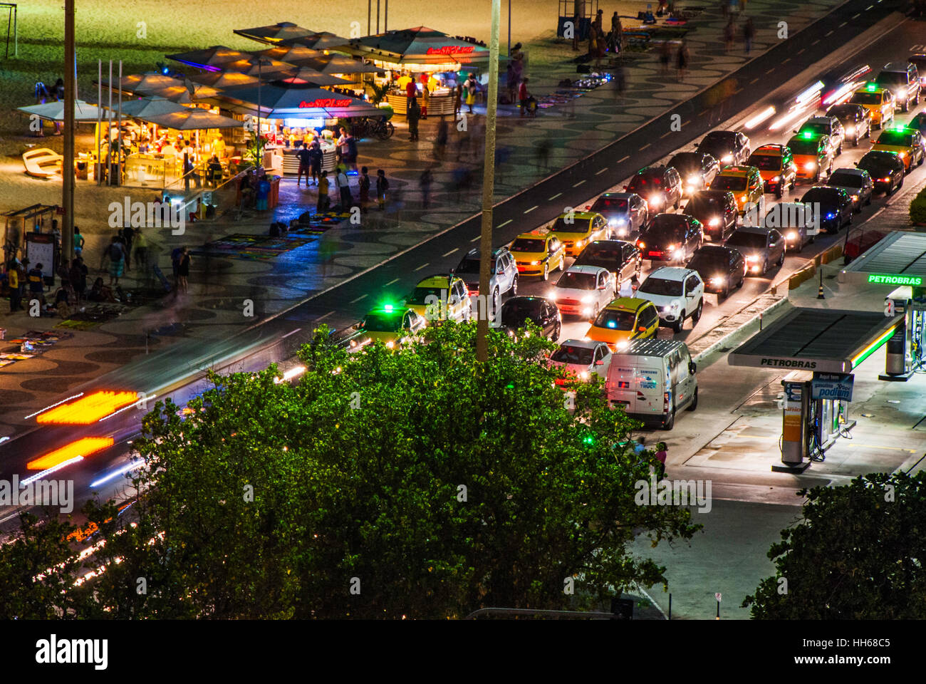 Il traffico di notte, Copacabana, Rio de Janeiro, Brasile Foto Stock