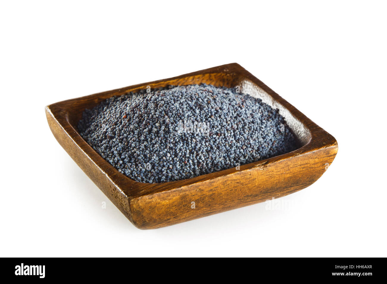 Il blu di semi di papavero in ciotola di legno isolato su sfondo bianco Foto Stock