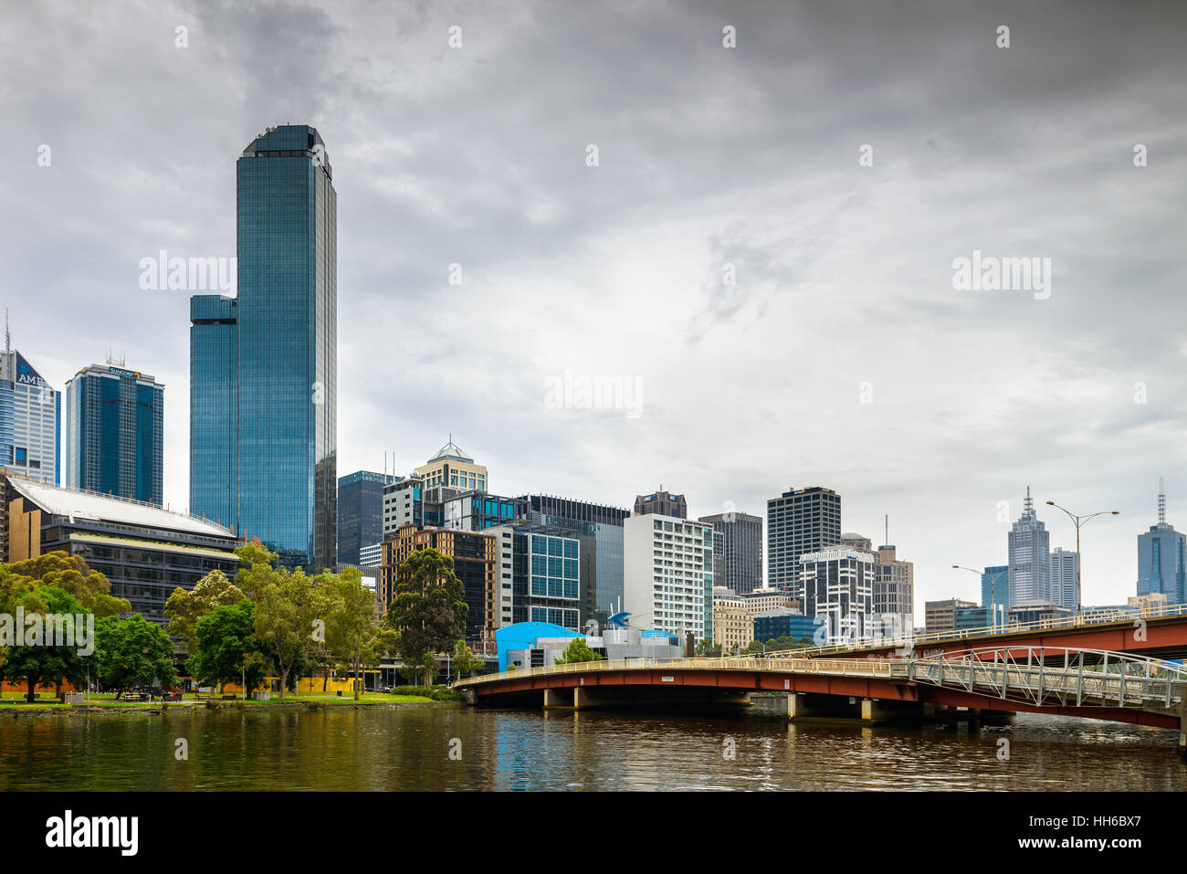 Melbourne, Australia - 27 dicembre 2016: città di Melbourne quartiere business e vista sul fiume Yarra vista dal ponte di Re Foto Stock