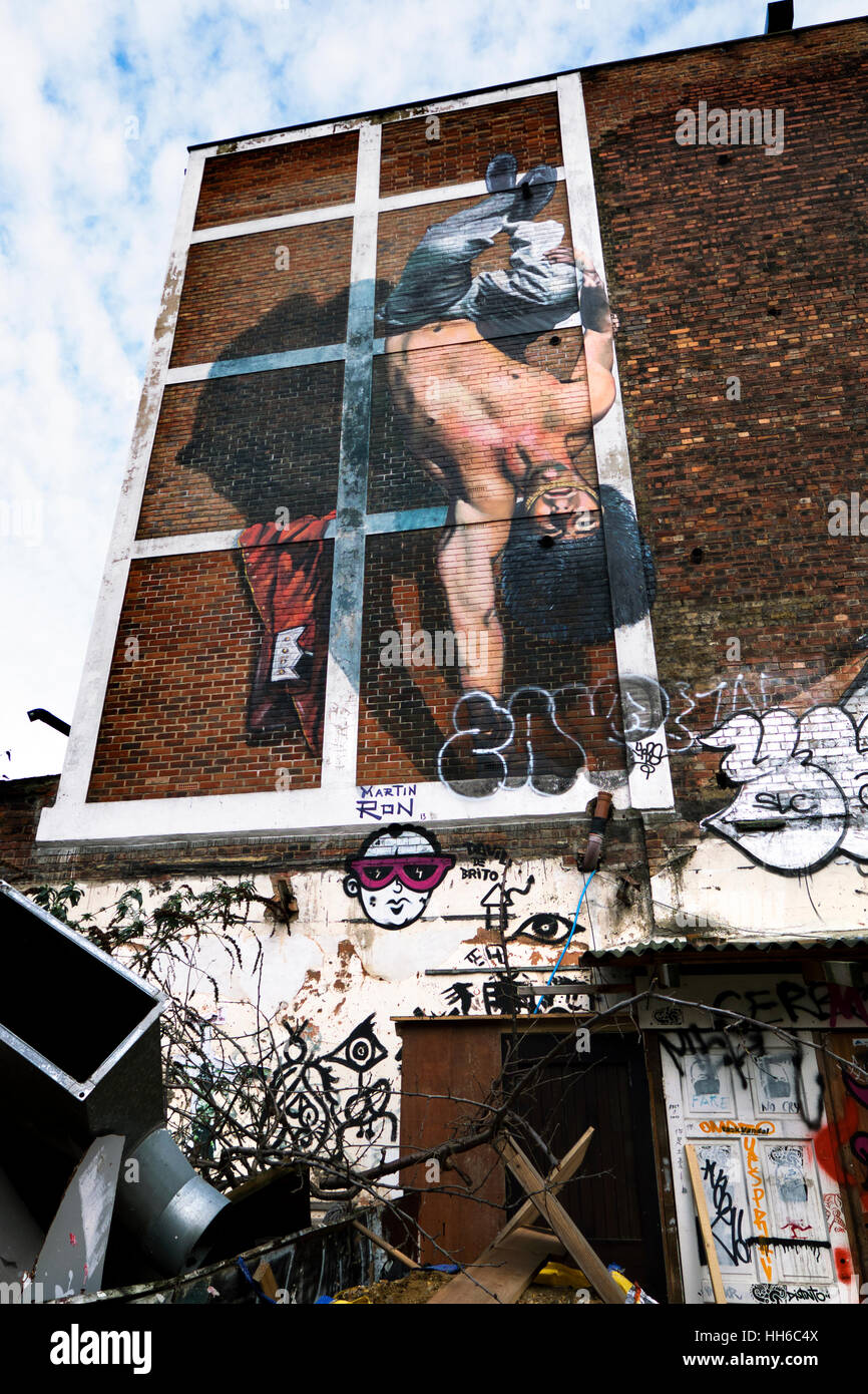 Arte di strada da Martin Ron nella zona est di Londra Hanbury Street nr Brick Lane.it illustra la regina della guardia senza giacca rossa di eseguire Foto Stock
