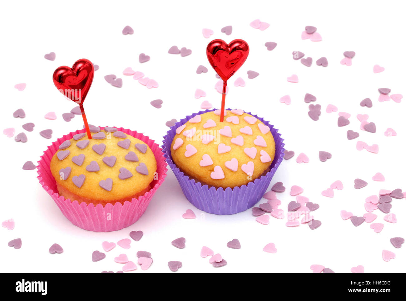 Due tortine con poco rosa e viola i cuori Foto Stock