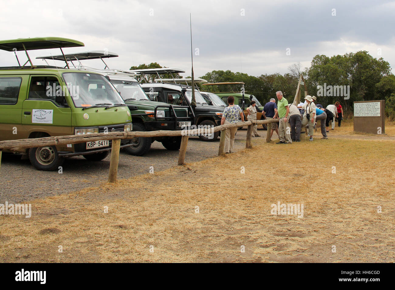 Safari furgoni in attesa per i turisti in scimpanzé Sweetwaters Santuario Foto Stock