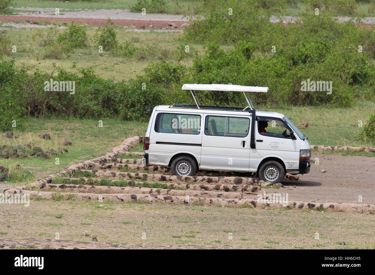 Bianco van safari con tetto a comparsa in piedi in un posto di parcheggio in Amboseli National Park Foto Stock