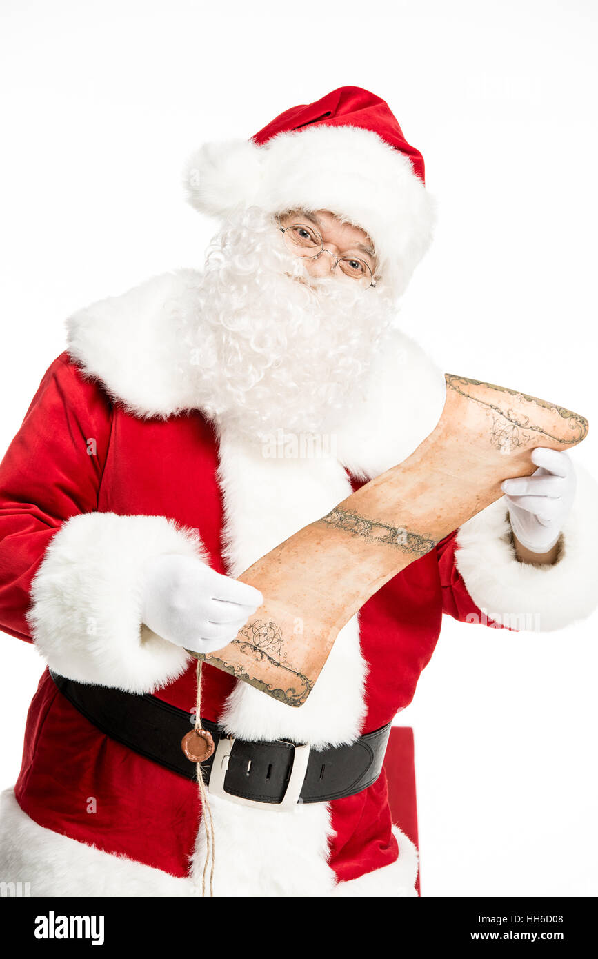Immagine ritagliata di Santa Claus lettura wishlist isolato su bianco Foto Stock