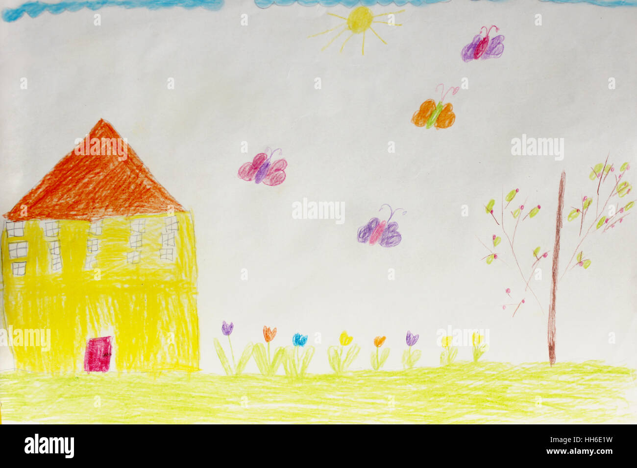 Disegno infantile di estate con casa Fiori e farfalle Foto Stock