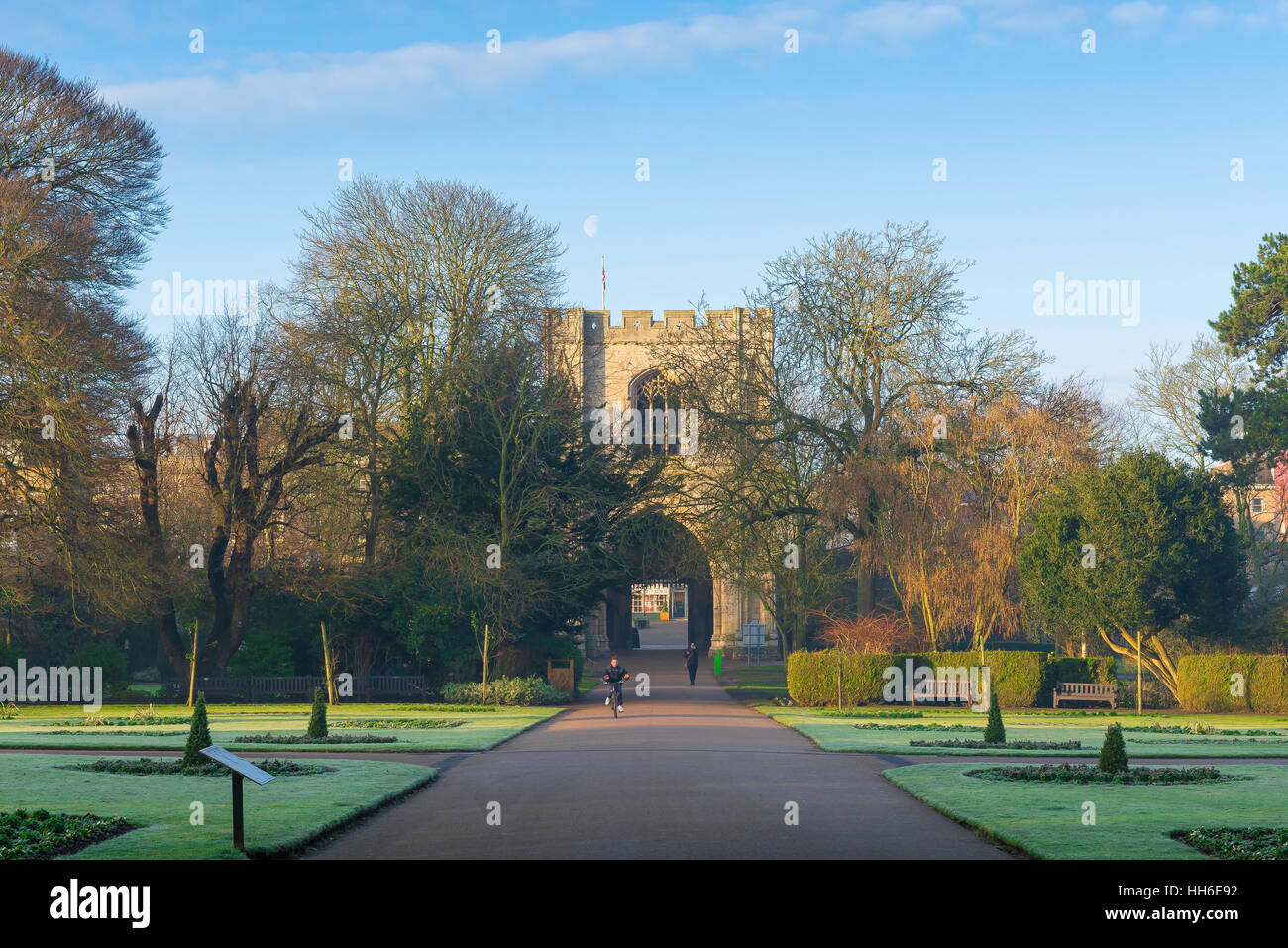 Bury St Edmunds Park, vista del sentiero principale che attraversa Bury St Edmunds Abbey Gardens verso la porta medievale, Suffolk, East Anglia, Regno Unito Foto Stock