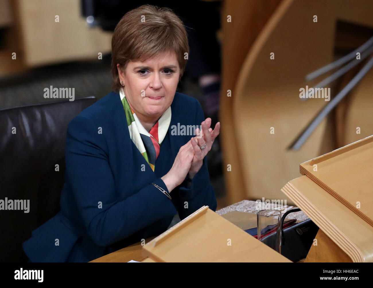Primo Ministro Nicola Storione nella camera principale del parlamento scozzese di Edimburgo, prima della votazione sulla Scottish piani del governo di mantenere in Scozia nel mercato unico europeo anche se il resto del Regno Unito foglie. Foto Stock