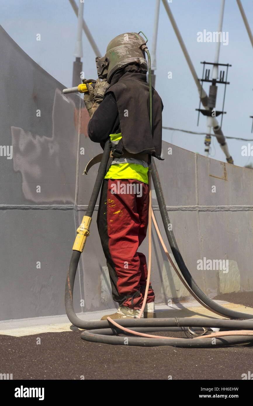 Uomo con casco come lavoro di robot su una struttura a ponte Foto Stock