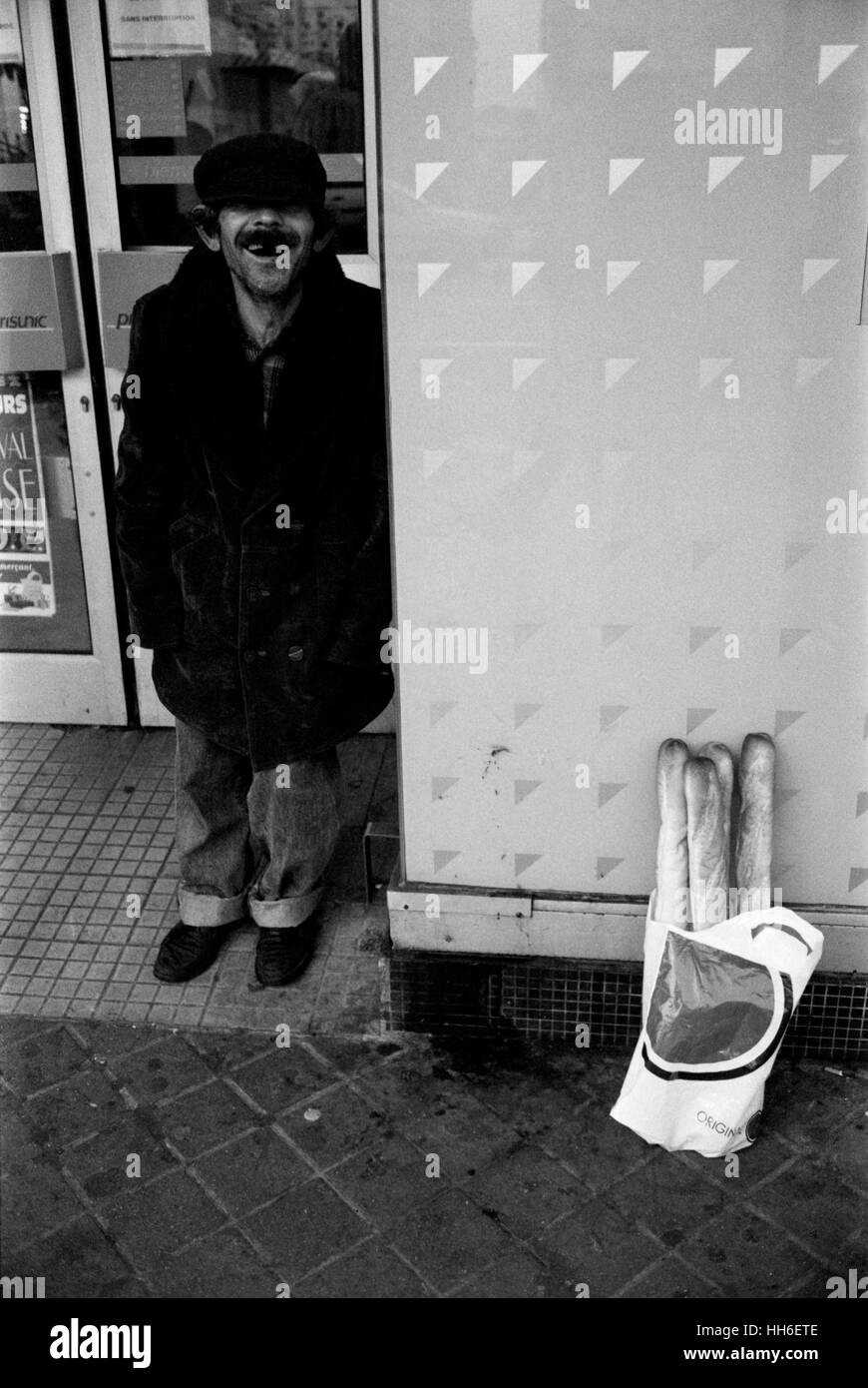 AJAXNETPHOTO. CALAIS, Francia. - Sacchetto di plastica riempiti con la tradizionale baguette francese di focacce al di fuori di un negozio con un uomo a ridere. Foto:JONATHAN EASTLAND/AJAX REF:961712 26 Foto Stock