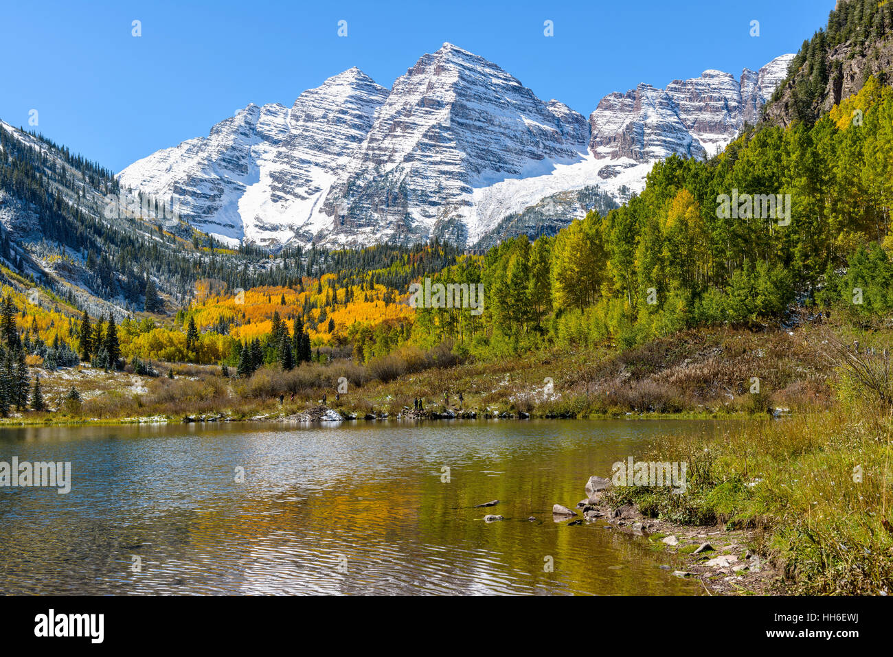 Maroon Bells e lago - un autunno vista di Maroon Bells e Maroon Lake, Aspen, Colorado, Stati Uniti d'America. Foto Stock