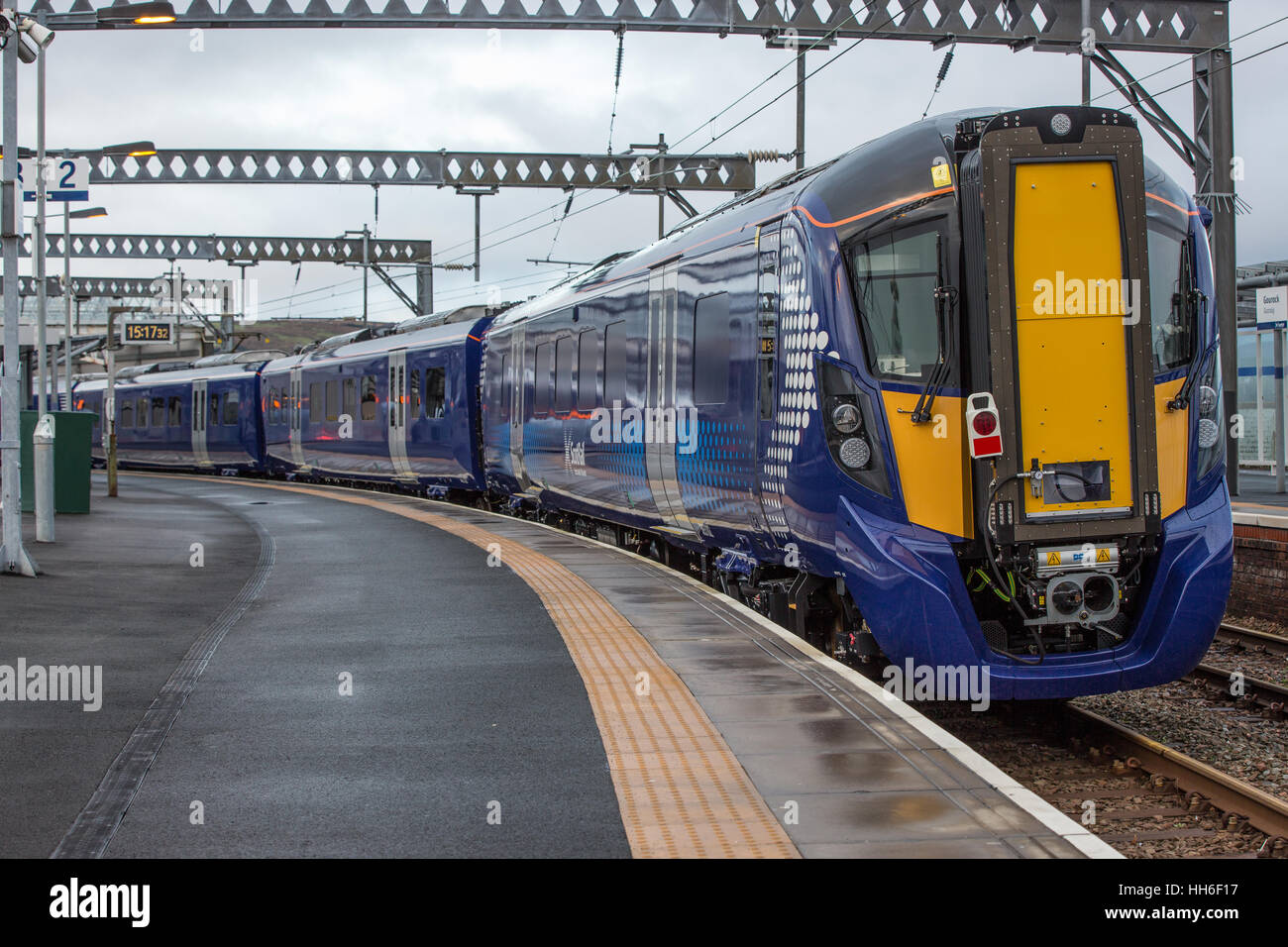 Un nuovissimo treno Hitachi a Gourock stazione ferroviaria di Inverclyde. Questo treno è il primo di una nuova generazione di classe 385 Foto Stock