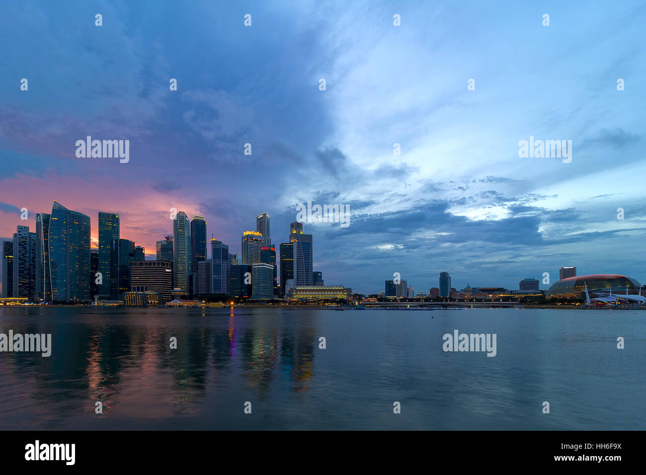Tramonto su Singapore Central Business District skyline della città di Marina Bay Foto Stock