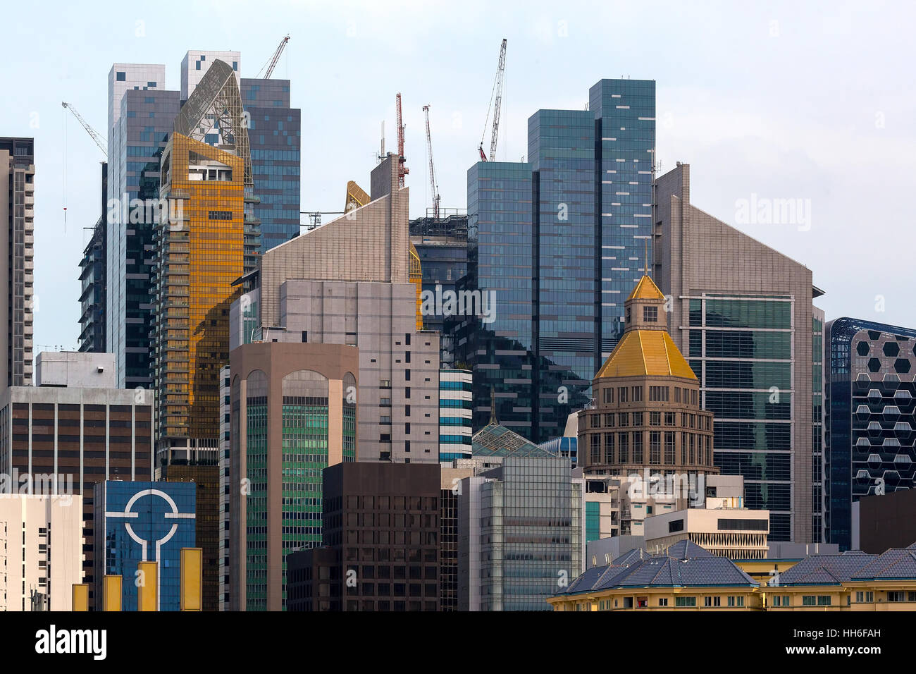Singapore moderni edifici per uffici grattacieli con gru per edilizia Foto Stock