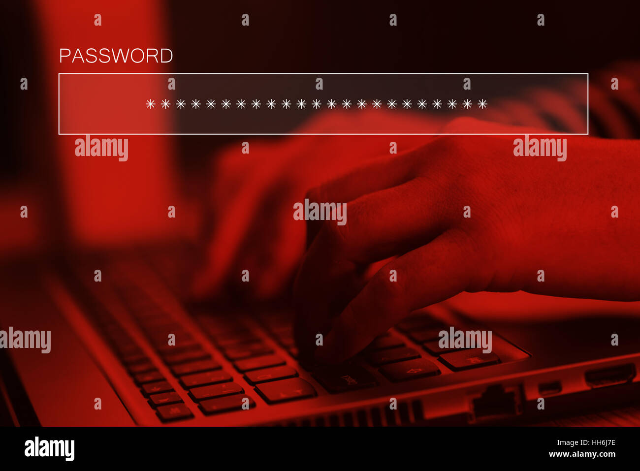 La dattilografia on line password di account sul computer portatile tastiera, internet concetto di sicurezza Foto Stock