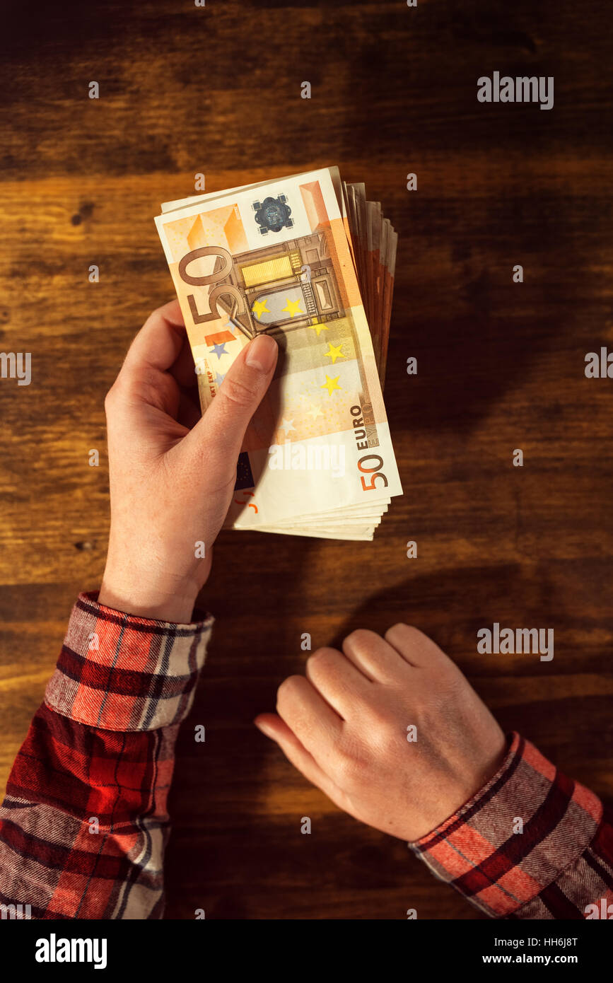 Donna offerta di prestito di denaro in valuta euro banconote, vista dall'alto di ufficio business desk Foto Stock