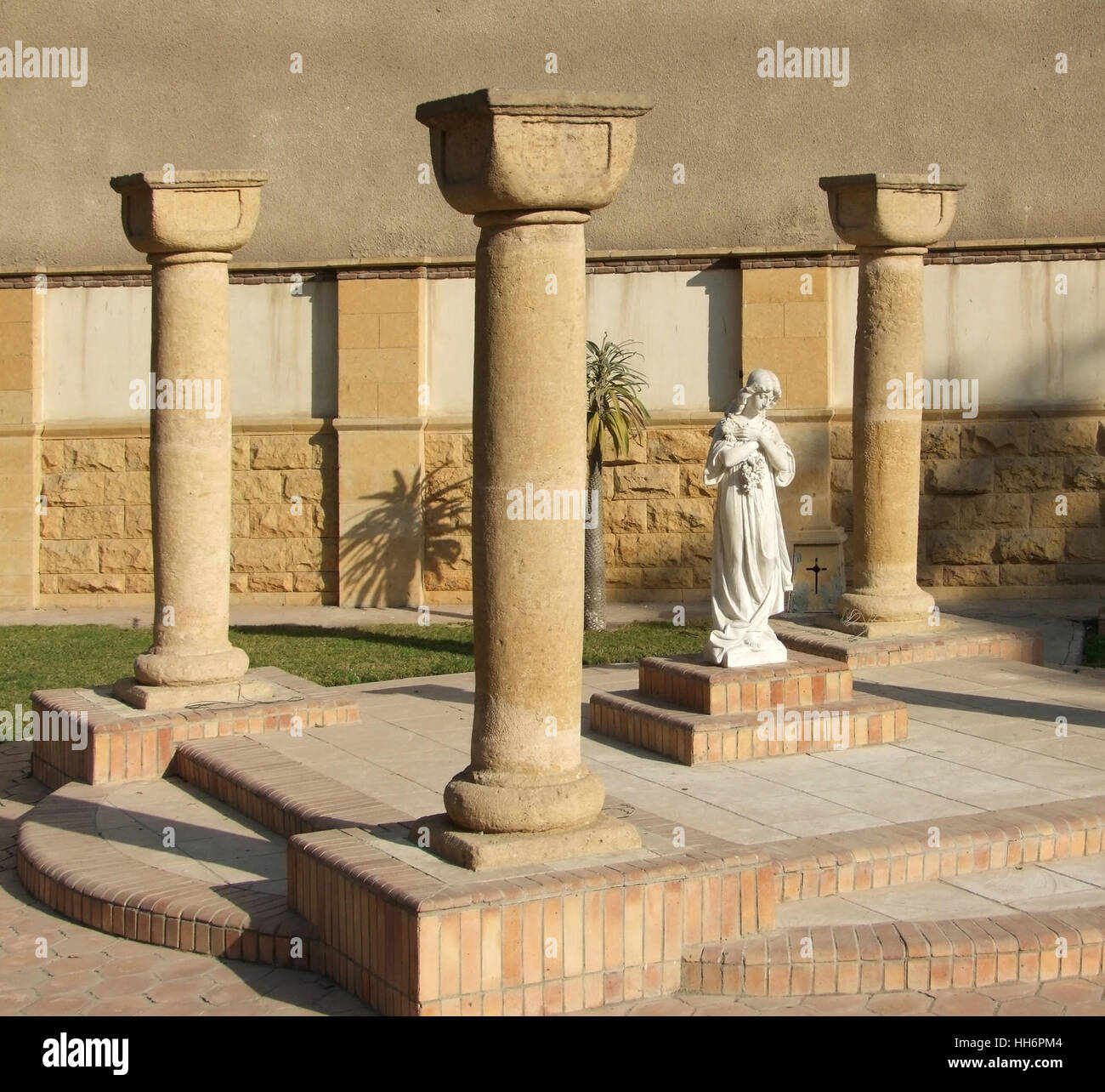 Dettaglio di un cimitero copto al Cairo (Egitto) con colonne e sculture di pietra Foto Stock