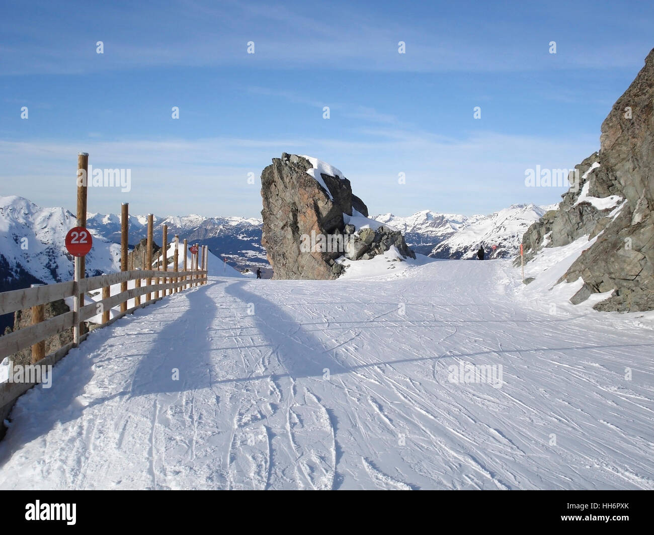 Coperta di neve pista da sci a Montafon (Austria) in corrispondenza di una luminosa giornata di sole Foto Stock