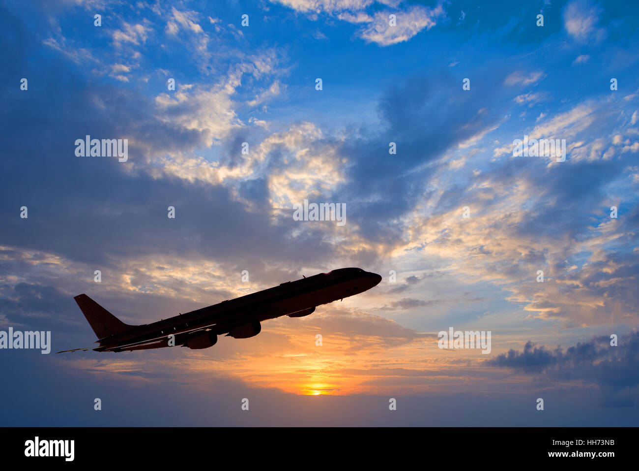 Silhouette di un aereo in fase di decollo, sfondo al tramonto Foto Stock