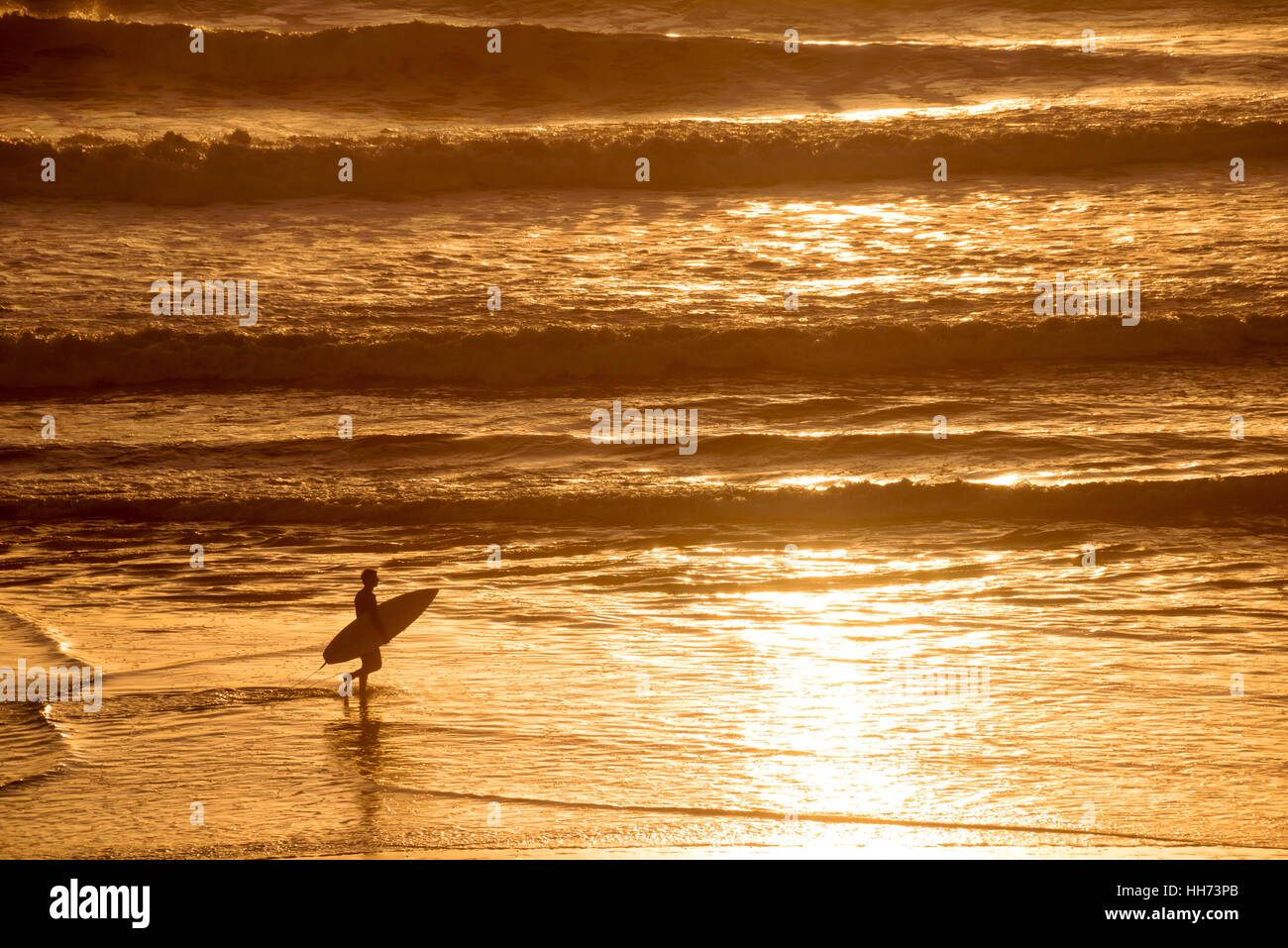 Silhouette di un surfer al tramonto sull'oceano atlantico, Lacanau Francia Foto Stock